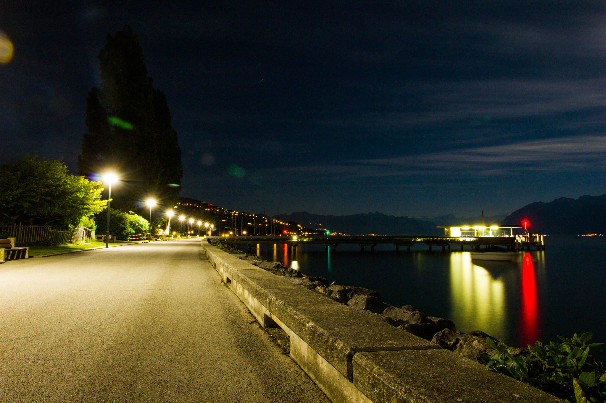 Canon EOS 550D (EOS Rebel T2i / EOS Kiss X4) + Canon EF-S 10-18mm F4.5–5.6 IS STM sample photo. Lake night lights photography
