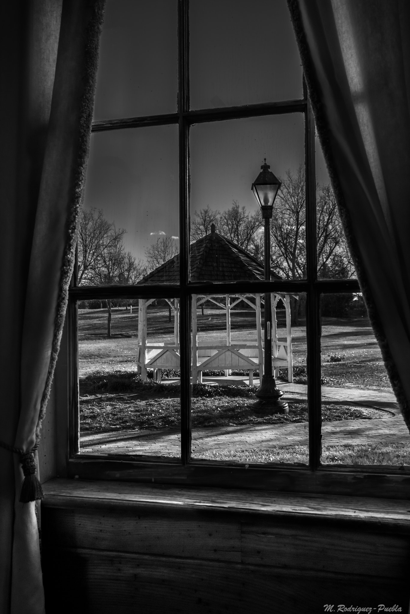 Fujifilm X-T2 + Fujifilm XF 23mm F2 R WR sample photo. Through the window! photography