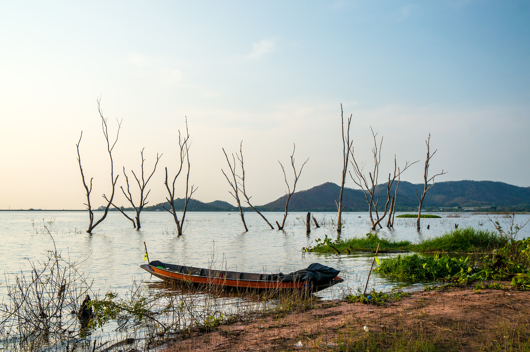 Sony Alpha NEX-6 + Sony Vario-Tessar T* E 16-70mm F4 ZA OSS sample photo. Small fishing boat at bang phra reservoir sriracha,chonburi, thailand. photography