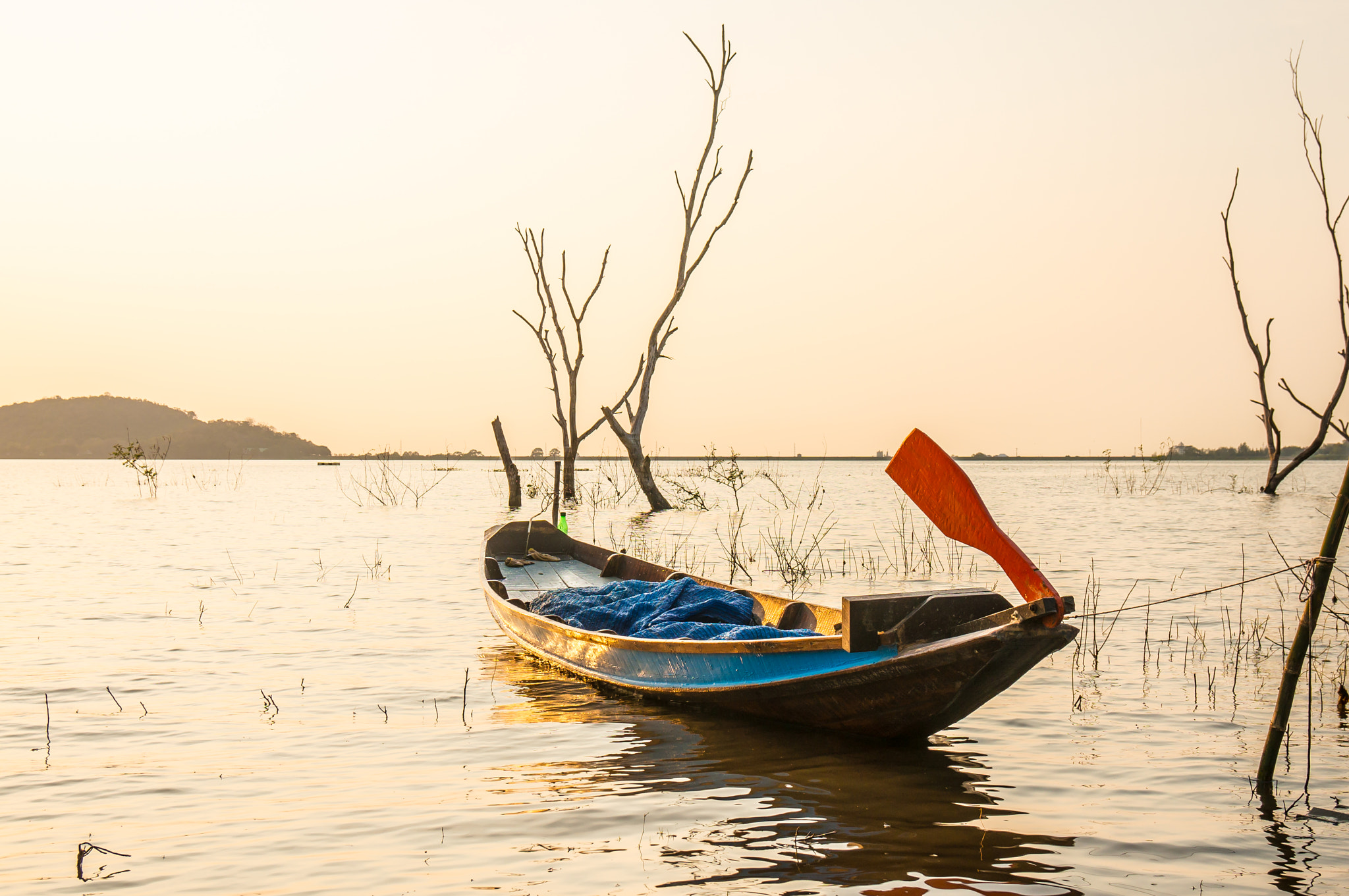 Sony Alpha NEX-6 + Sony Vario-Tessar T* E 16-70mm F4 ZA OSS sample photo. Small fishing boat at bang phra reservoir sriracha,chonburi, thailand. photography