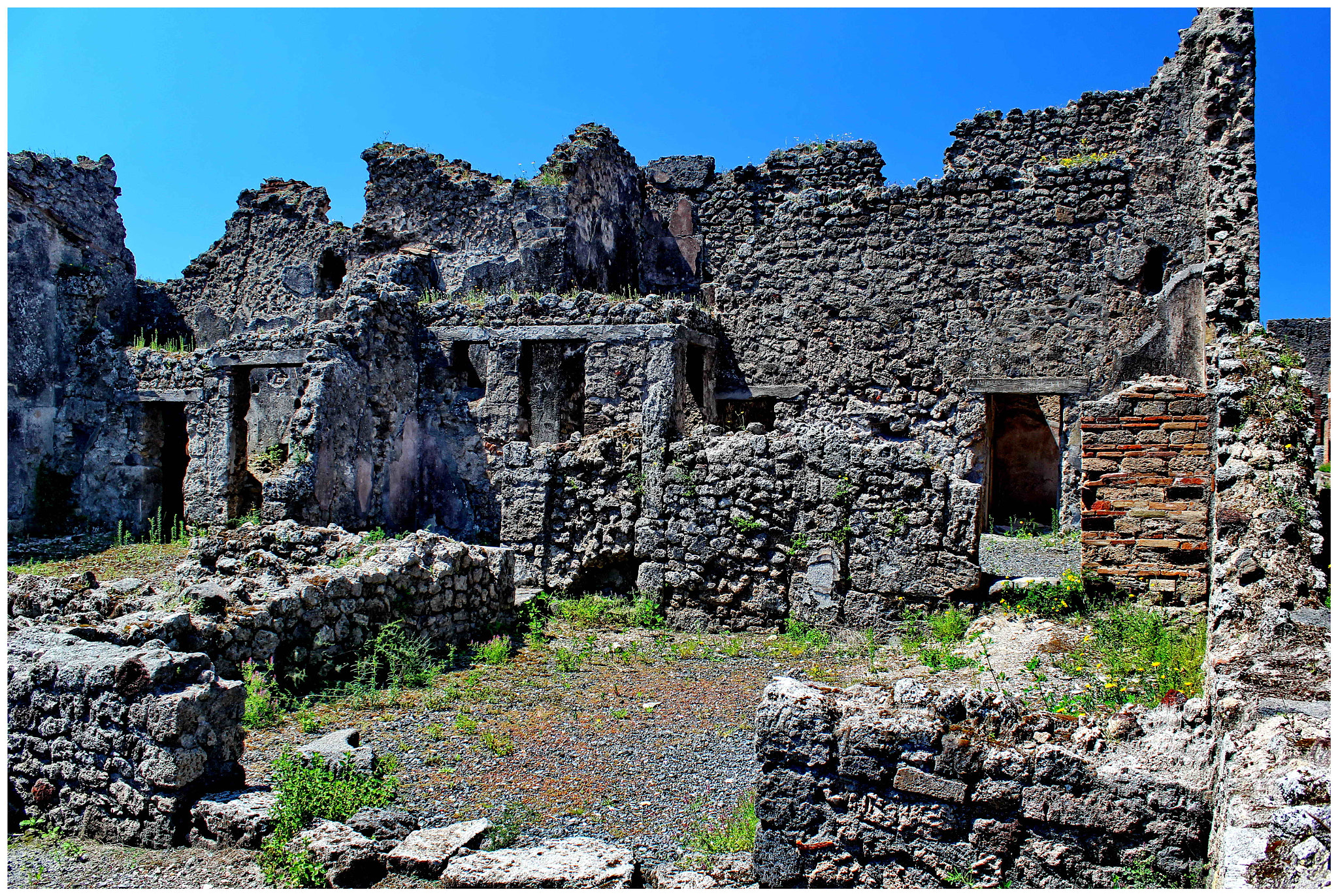 Canon EF-S 18-55mm F3.5-5.6 IS sample photo. Pompeii ruins photography