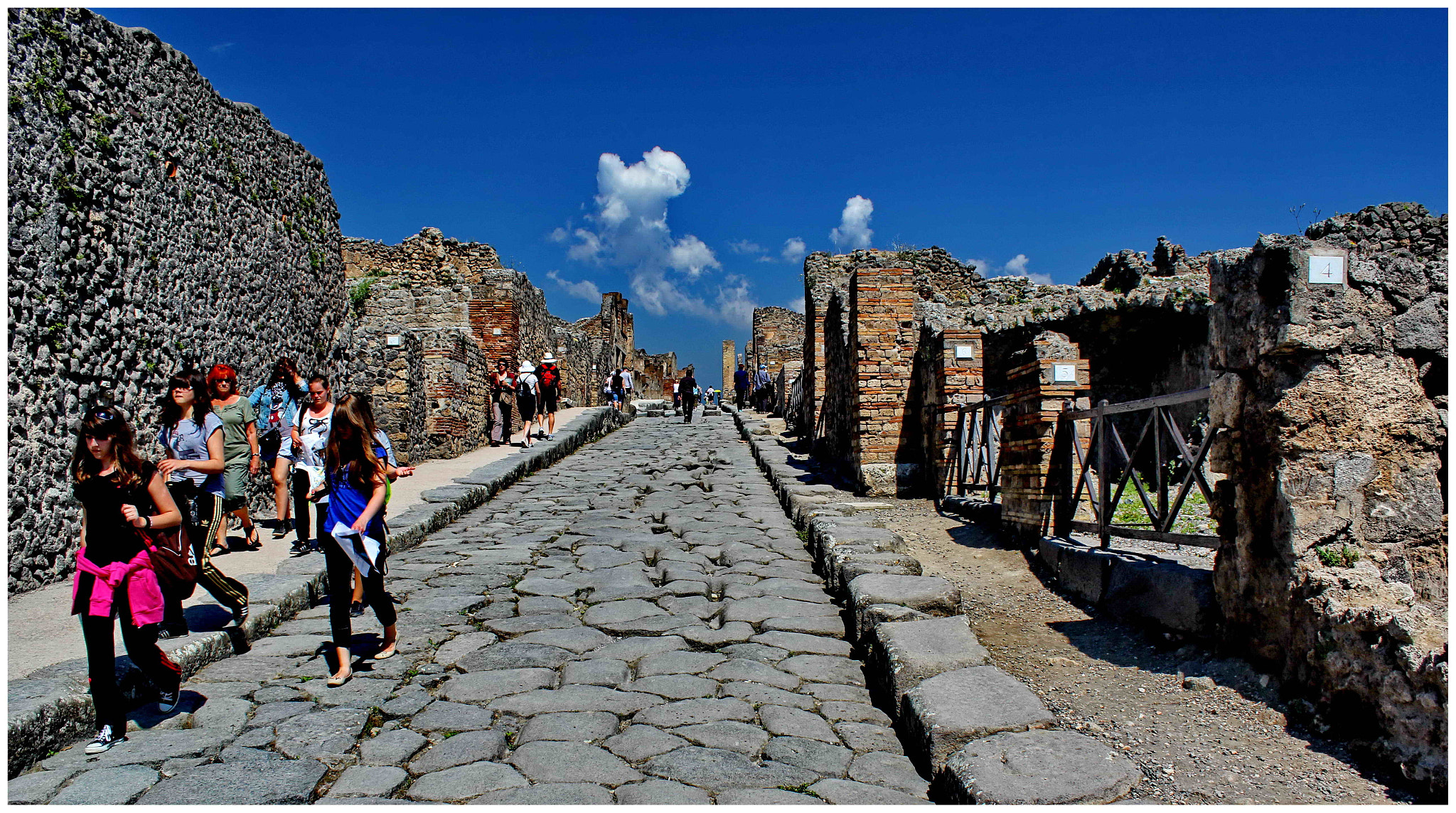 Canon EF-S 18-55mm F3.5-5.6 IS sample photo. Pompeii cobbled street photography