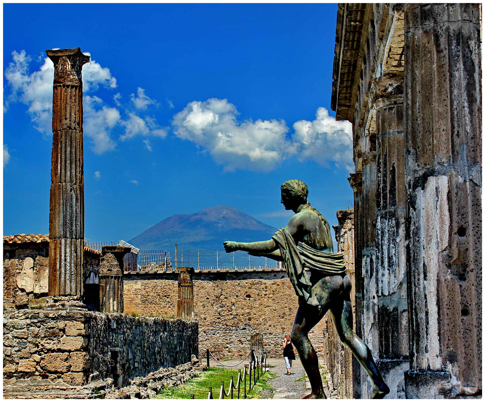 Canon EF-S 18-55mm F3.5-5.6 IS sample photo. Pompeii statues still standing photography