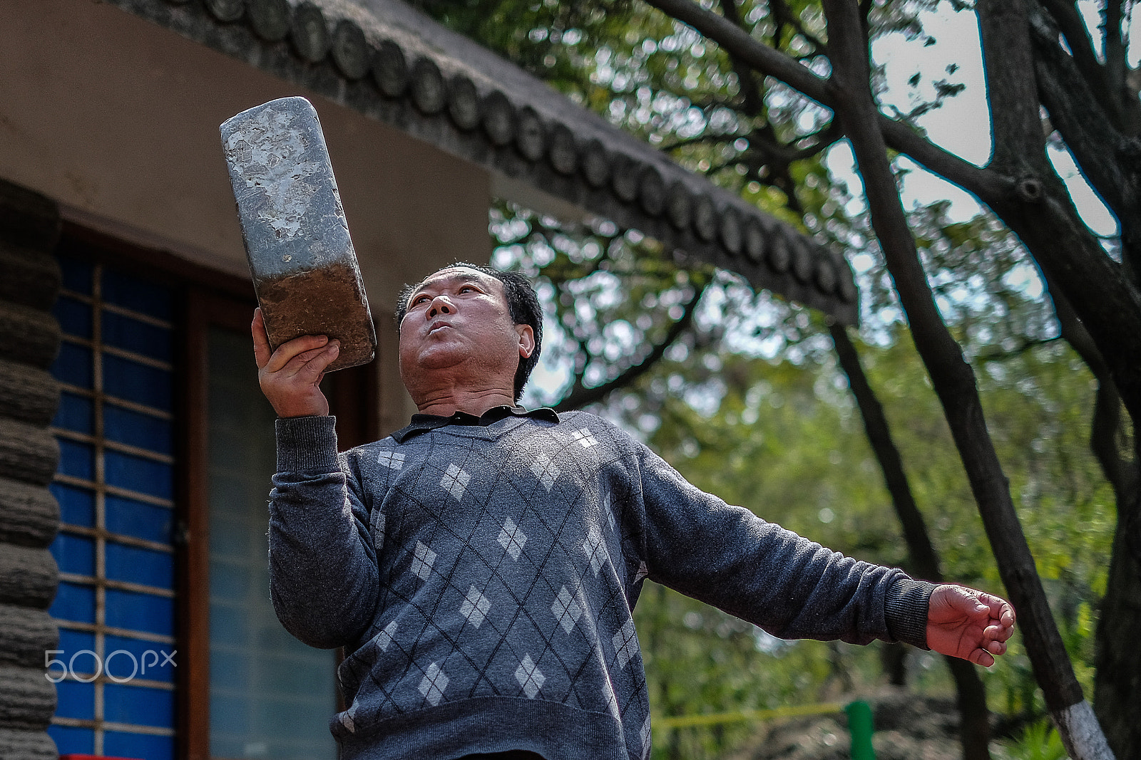 Fujifilm X-Pro2 + Fujifilm XF 35mm F1.4 R sample photo. Old masters playing stone dumbbell photography