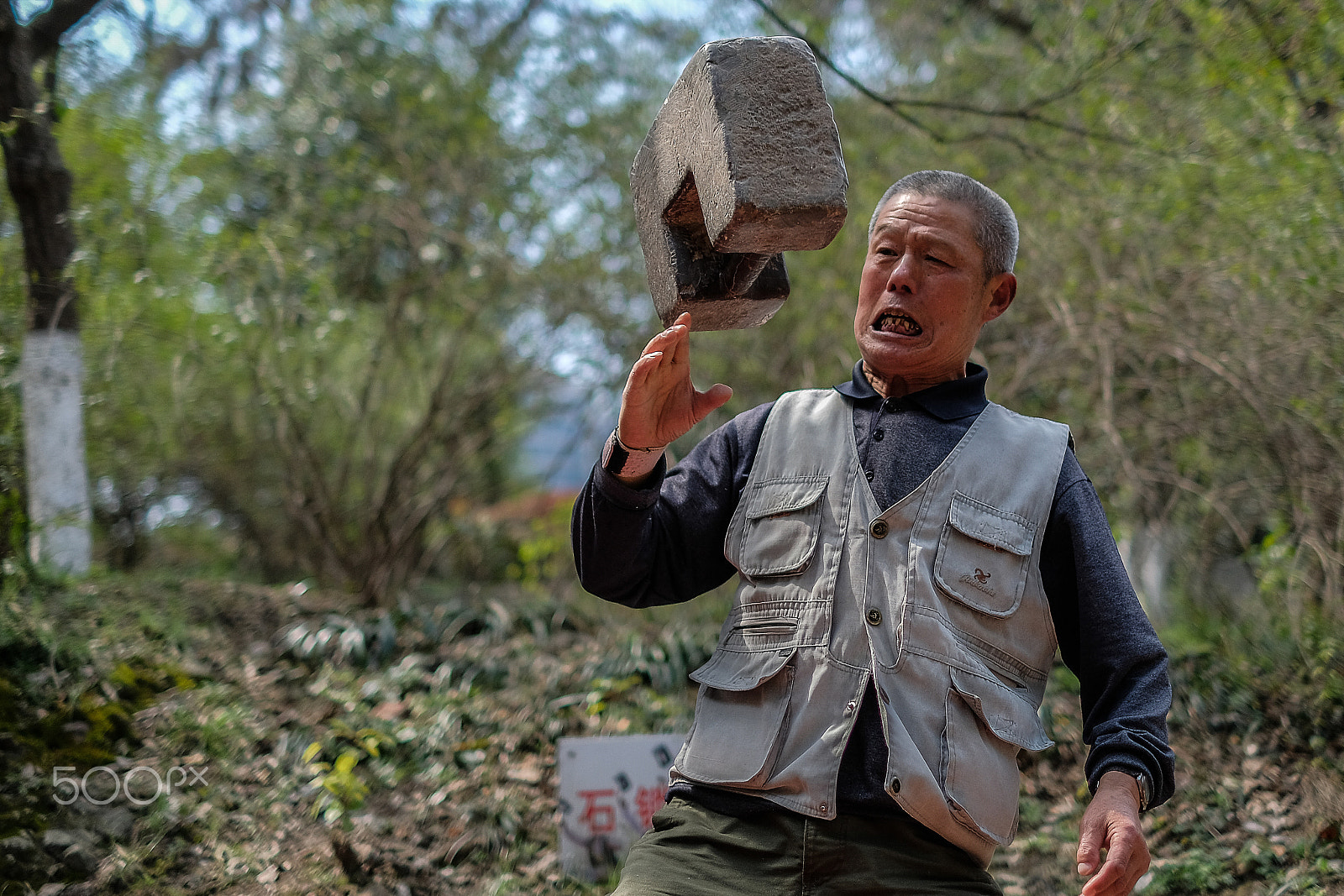 Fujifilm X-Pro2 + Fujifilm XF 35mm F1.4 R sample photo. Old masters playing stone dumbbell photography