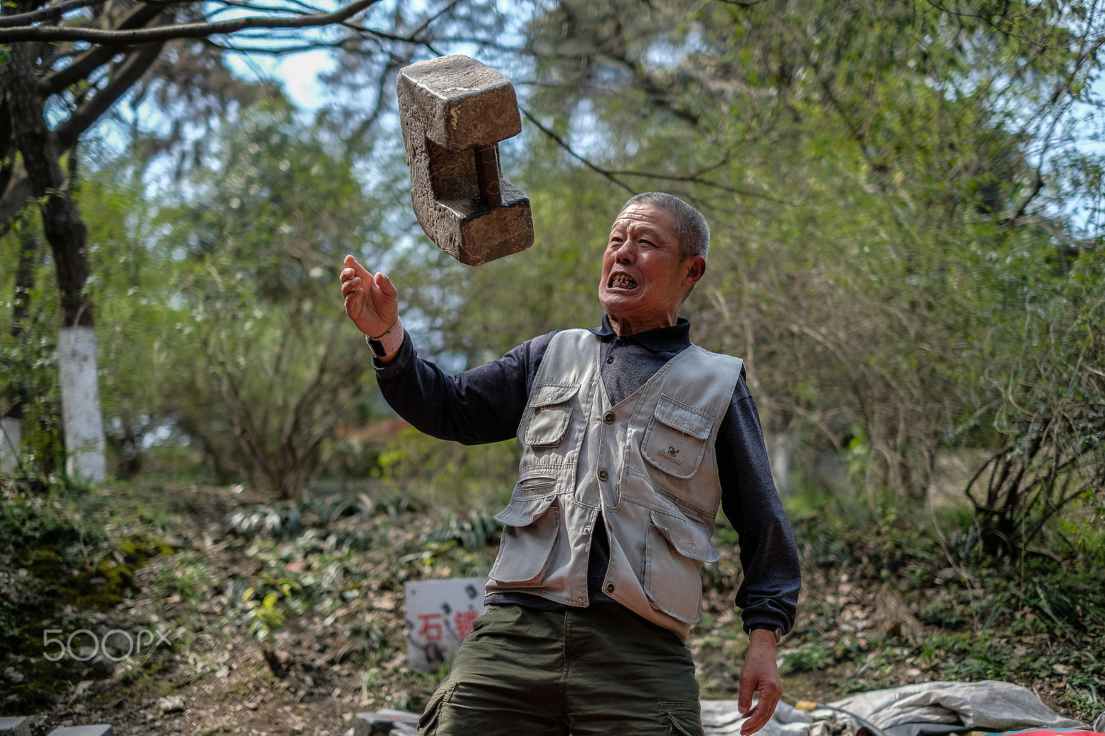 Fujifilm X-Pro2 + Fujifilm XF 35mm F1.4 R sample photo. Old masters playing stone dumbbell photography