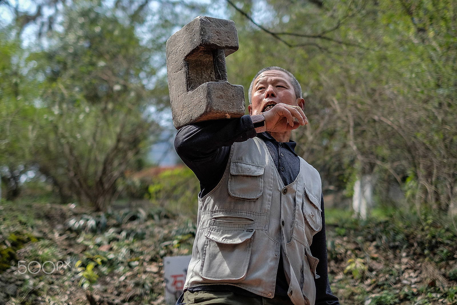 Fujifilm X-Pro2 sample photo. Old masters playing stone dumbbell photography