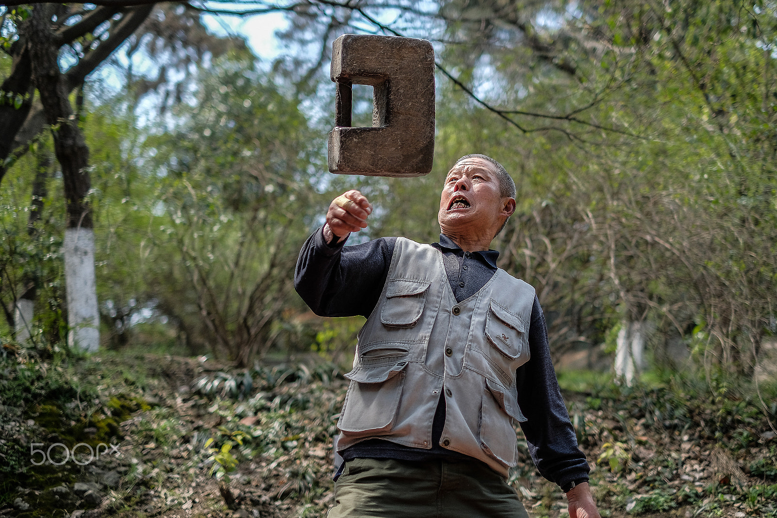 Fujifilm X-Pro2 + Fujifilm XF 35mm F1.4 R sample photo. Old masters playing stone dumbbell photography