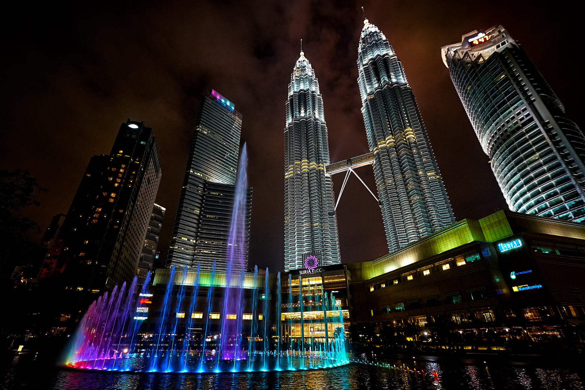 Sony a7 II + Sony Vario-Sonnar T* 16-35mm F2.8 ZA SSM sample photo. Petronas twin towers night glow photography