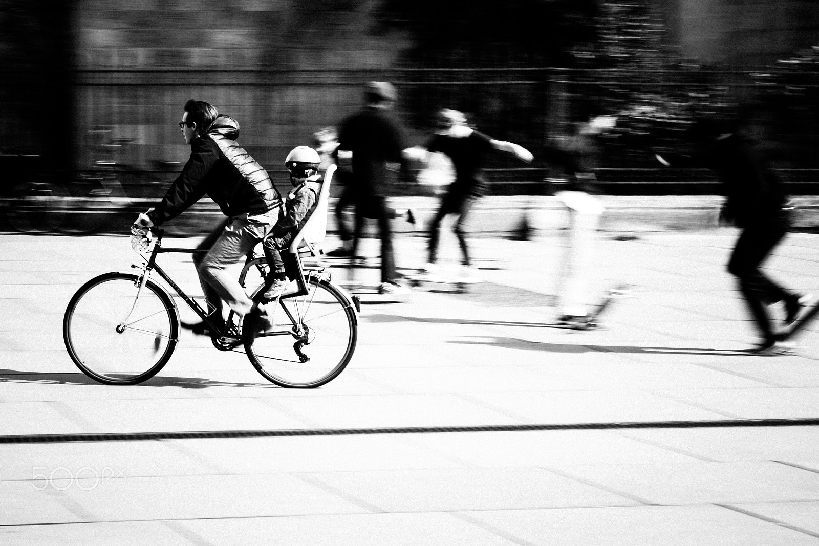 Fujifilm X-Pro1 + Fujifilm XF 50mm F2 R WR sample photo. Projet 365-2017-77 - Ça roule sur cette place !!! photography