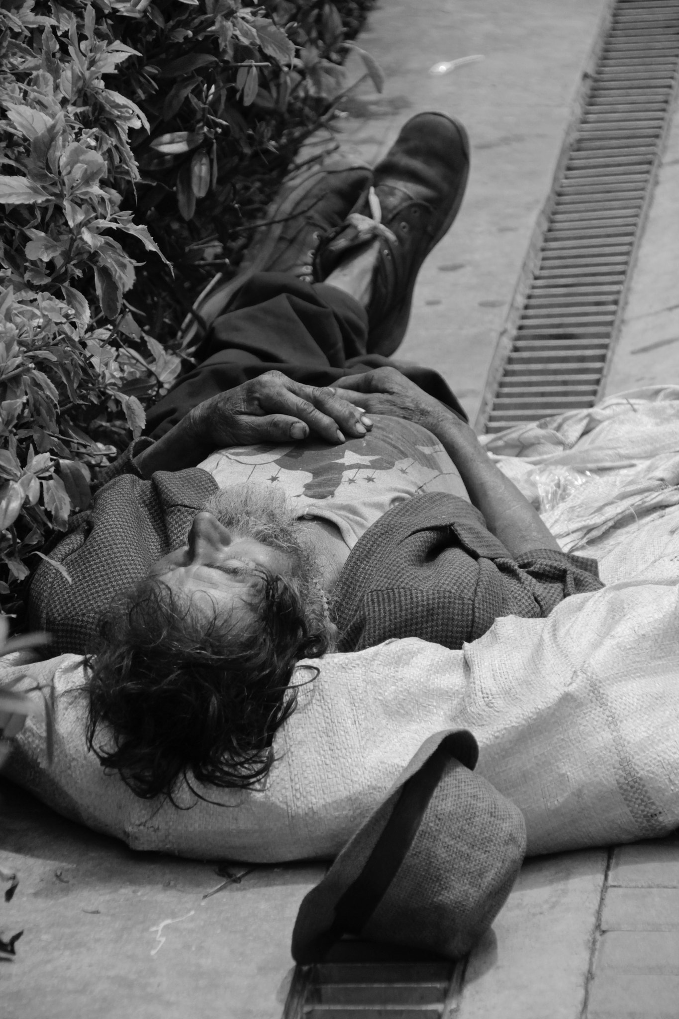 Canon EF 75-300mm F4.0-5.6 IS USM sample photo. Homeless living in the streets of bogota photography