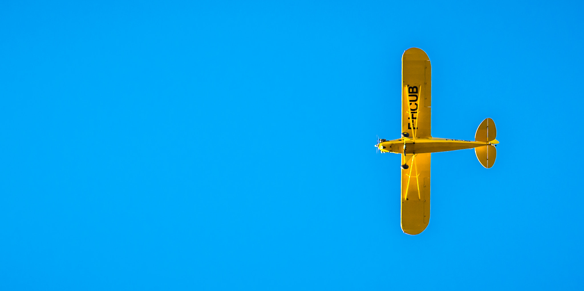 Nikon D7200 sample photo. Avion jaune sur fond bleu photography