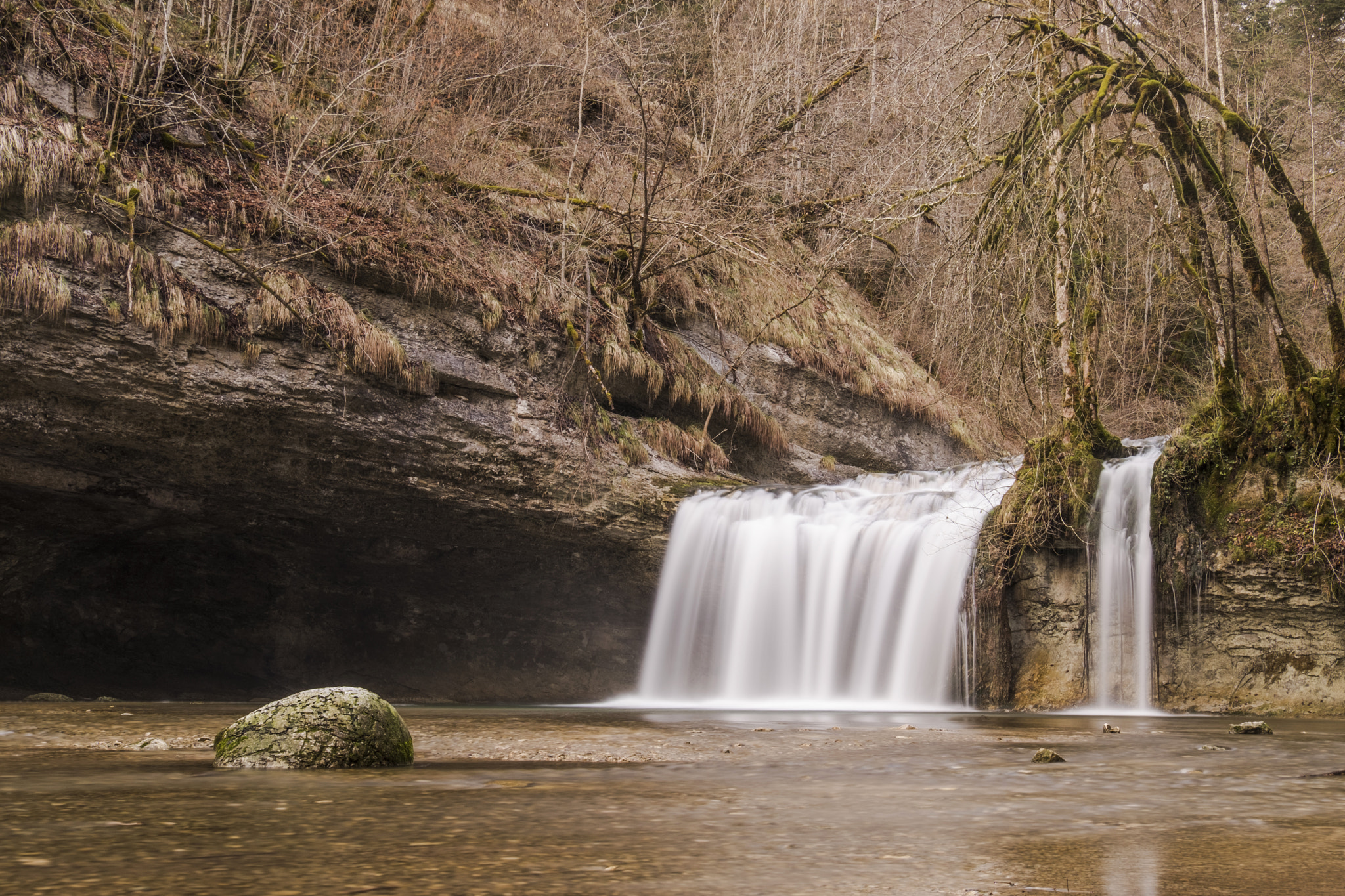 Fujifilm X-T2 + Fujifilm XF 18-135mm F3.5-5.6 R LM OIS WR sample photo. Divided curtain photography