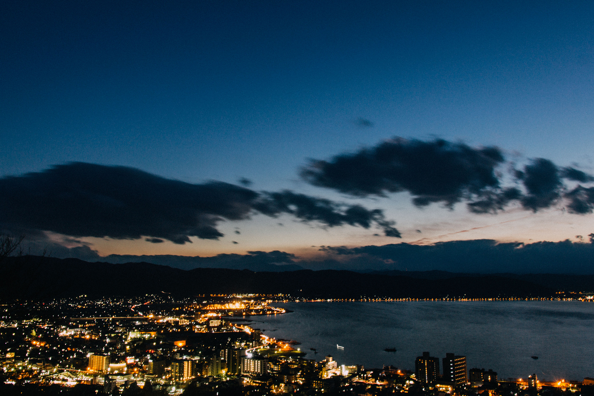 Canon EF-S 17-55mm F2.8 IS USM sample photo. Sunset of suwa lake photography