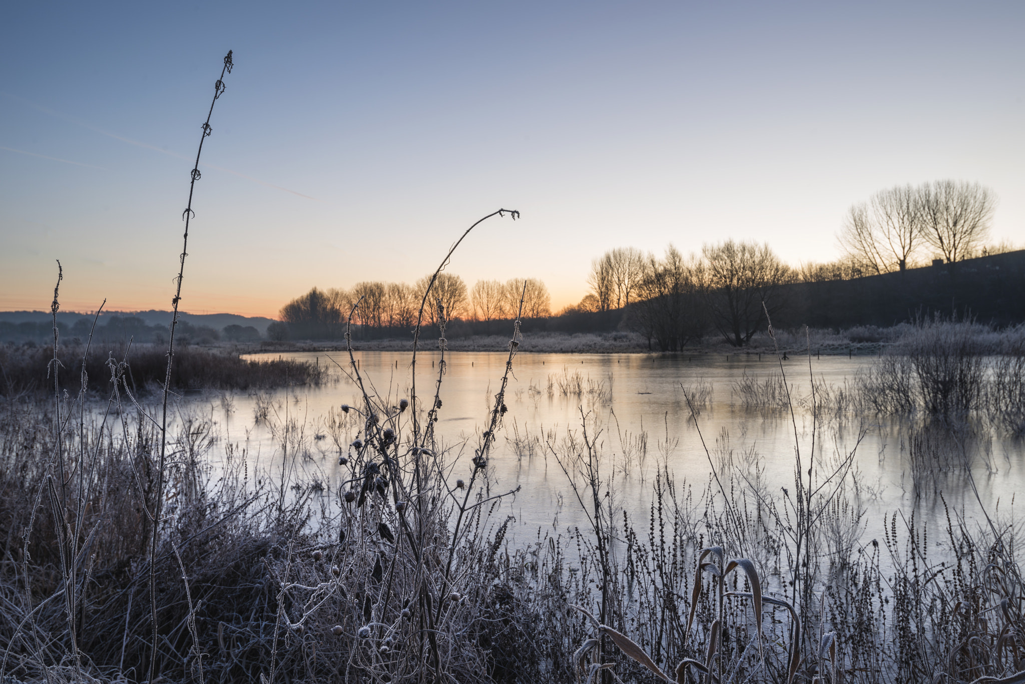 Nikon D800 + Nikon AF-S Nikkor 18-35mm F3.5-4.5G ED sample photo. Beautiful vibrant english countryside lake image with frost and photography