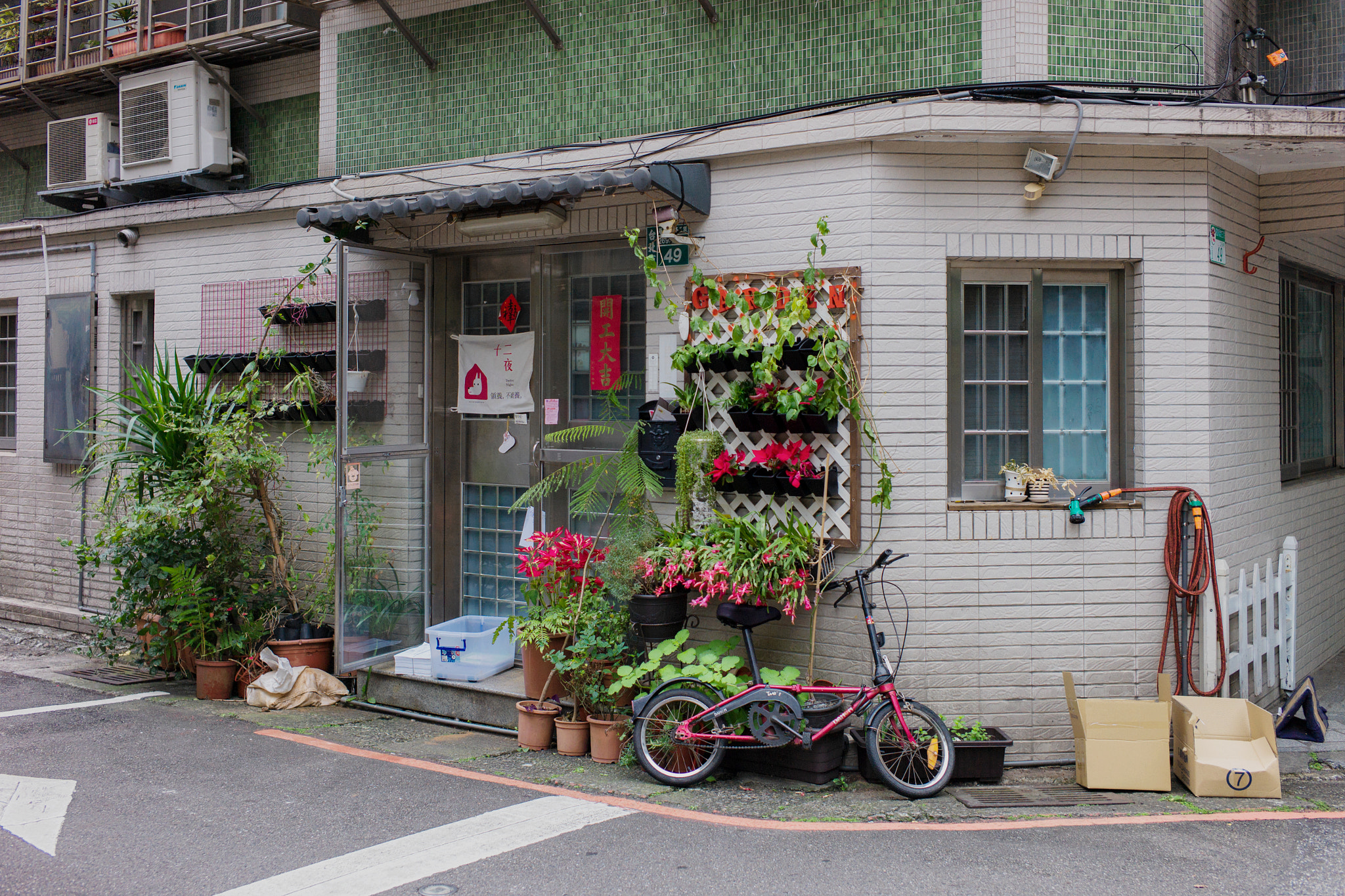 Leica Summicron-M 35mm F2 ASPH sample photo. Side streets of taipei photography