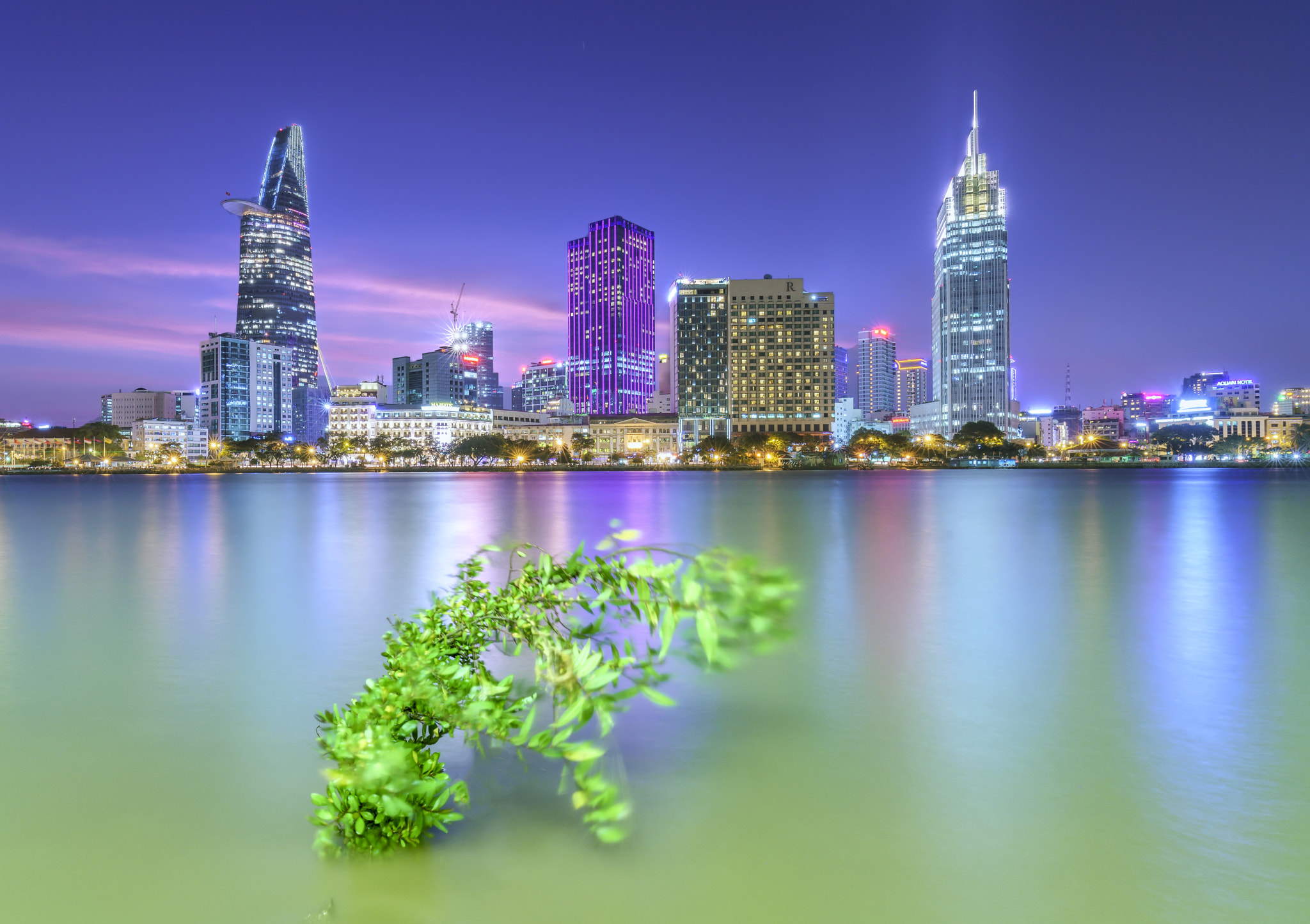 Canon EF 16-35mm F4L IS USM sample photo. Beauty skyscrapers along river light photography