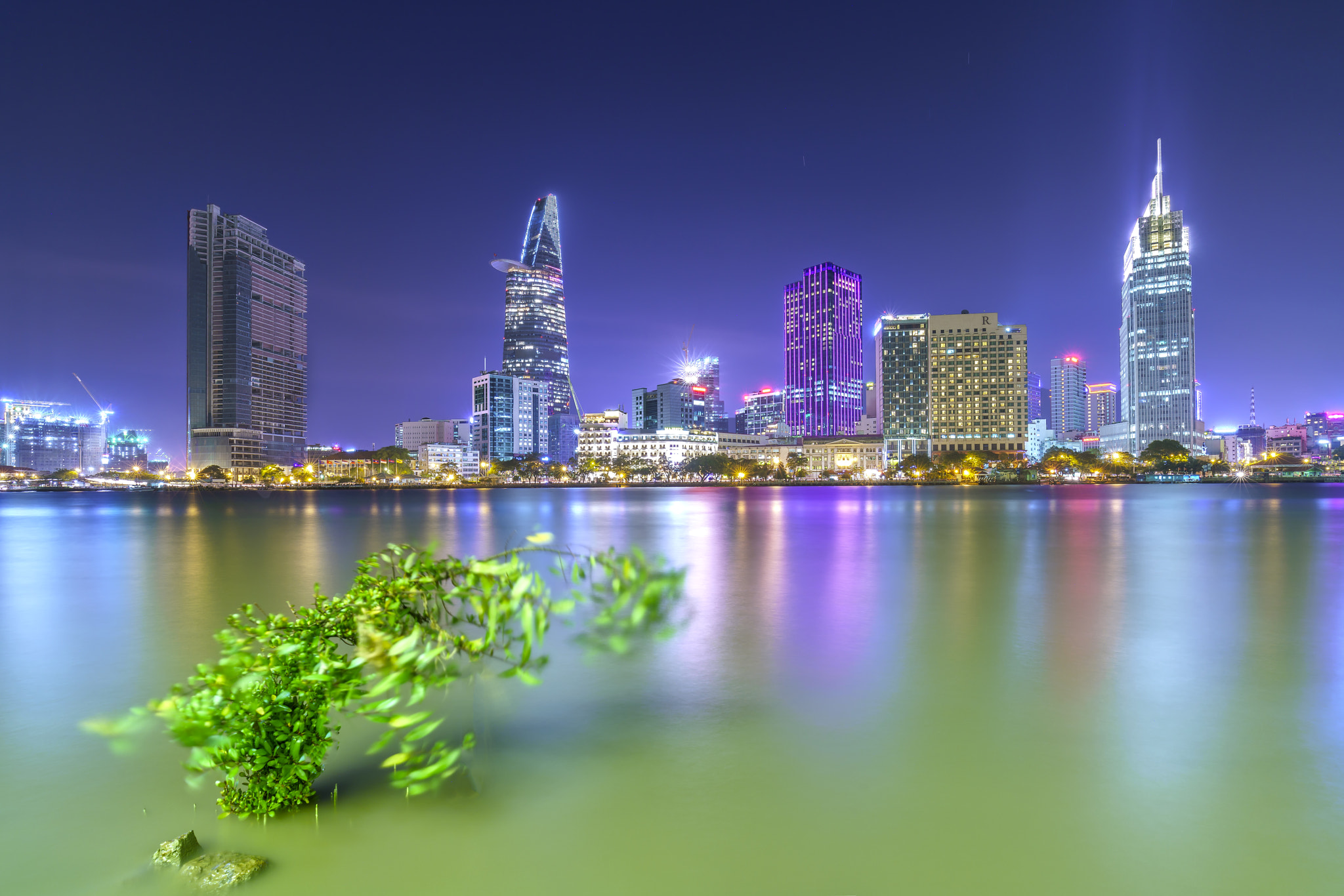 Canon EF 16-35mm F4L IS USM sample photo. Beauty skyscrapers along river light photography