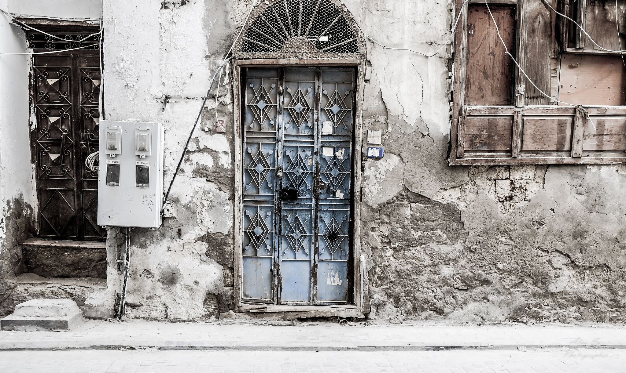 Fujifilm X-E1 + Fujifilm XF 18-55mm F2.8-4 R LM OIS sample photo. Old door and window photography
