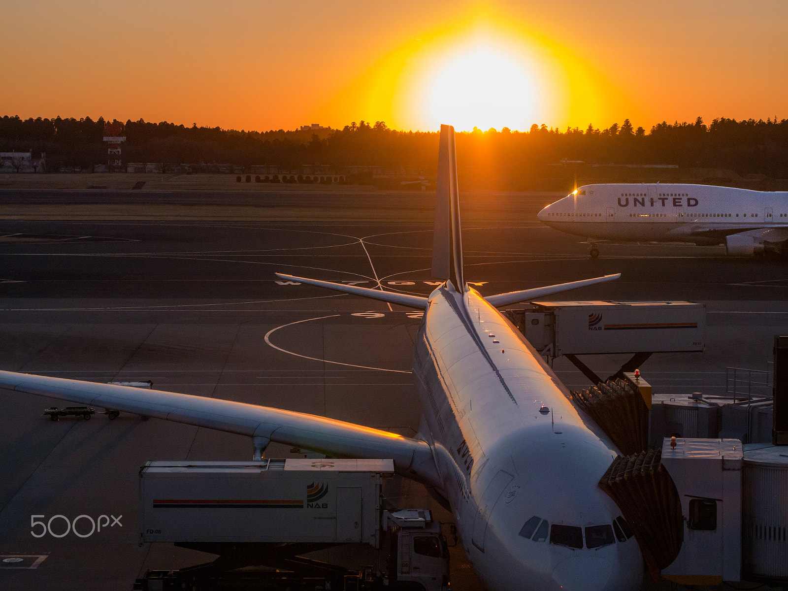 Panasonic Lumix DMC-G5 + Olympus M.Zuiko Digital 45mm F1.8 sample photo. Sunset time at nrt photography