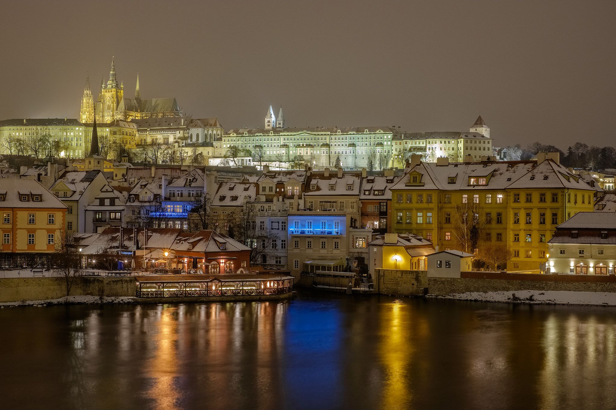 Fujifilm X-T1 + Fujifilm XF 35mm F1.4 R sample photo. Praga's lighting vltava photography