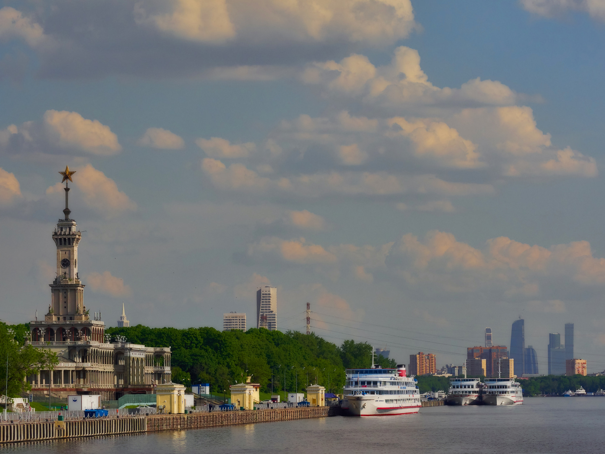 Olympus OM-D E-M1 + Olympus M.Zuiko Digital ED 40-150mm F2.8 Pro sample photo. Summer on the moscow shipping canal photography