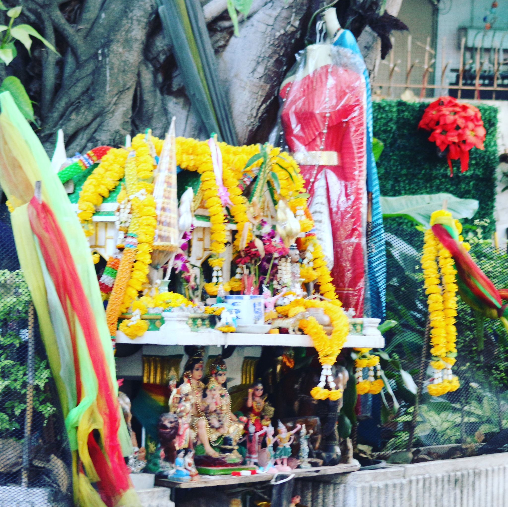 Canon EOS 700D (EOS Rebel T5i / EOS Kiss X7i) sample photo. Spirit house bangkok photography