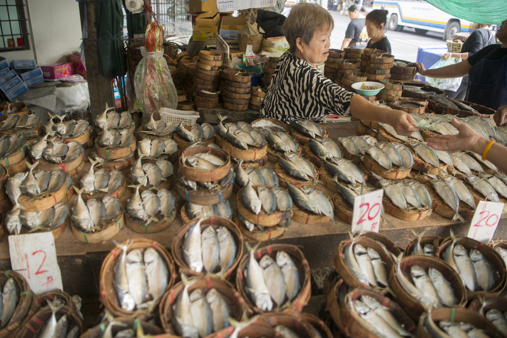 Nikon AF-S Nikkor 24-70mm F2.8E ED VR sample photo. Thailand bangkok thewet fisch market photography