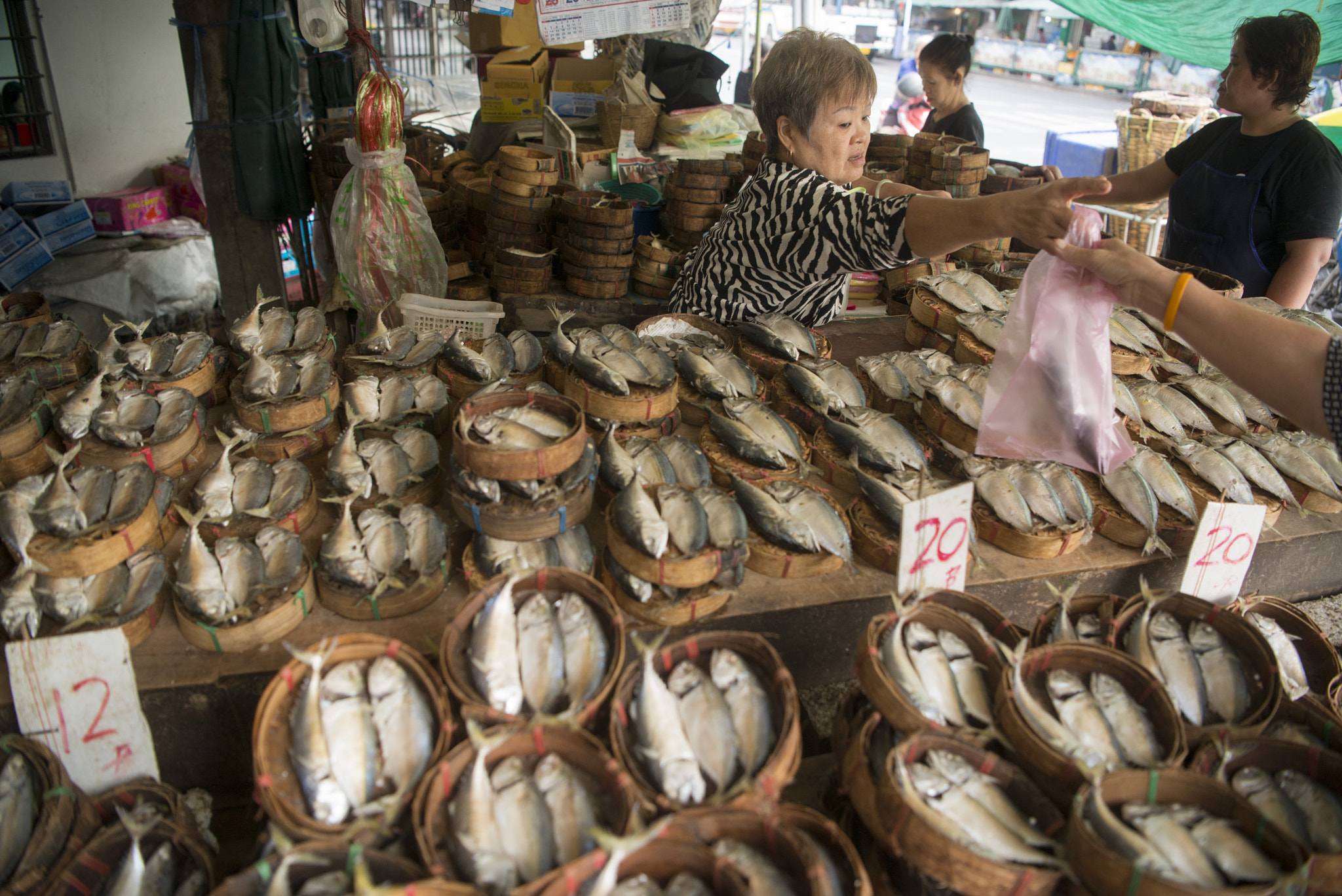 Nikon D800 + Nikon AF-S Nikkor 24-70mm F2.8E ED VR sample photo. Thailand bangkok thewet fisch market photography