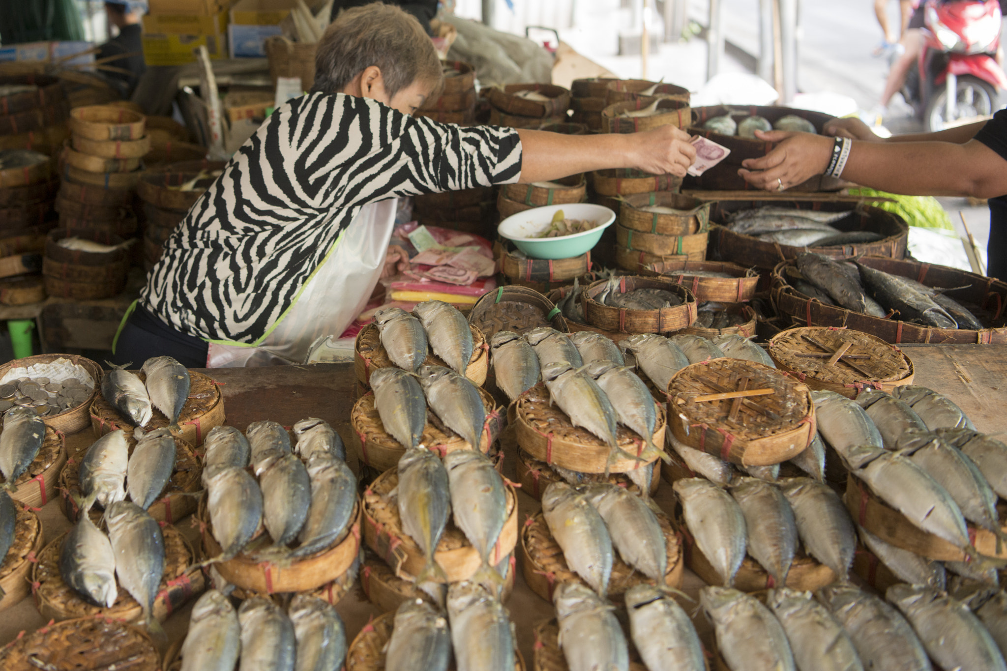 Nikon AF-S Nikkor 24-70mm F2.8E ED VR sample photo. Thailand bangkok thewet fisch market photography