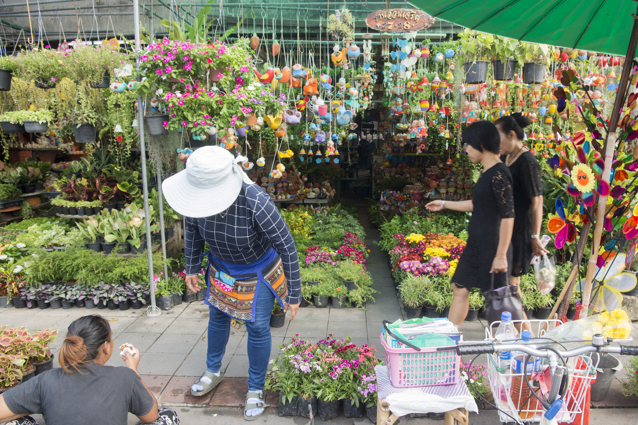Nikon AF-S Nikkor 24-70mm F2.8E ED VR sample photo. Thailand bangkok thewet flowermarket photography