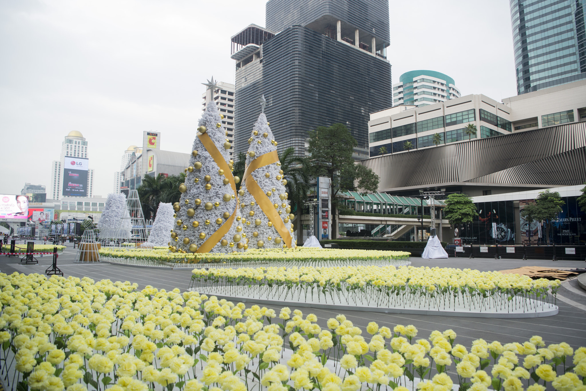 Nikon AF-S Nikkor 24-70mm F2.8E ED VR sample photo. Thailand bangkok pratunam christmas photography