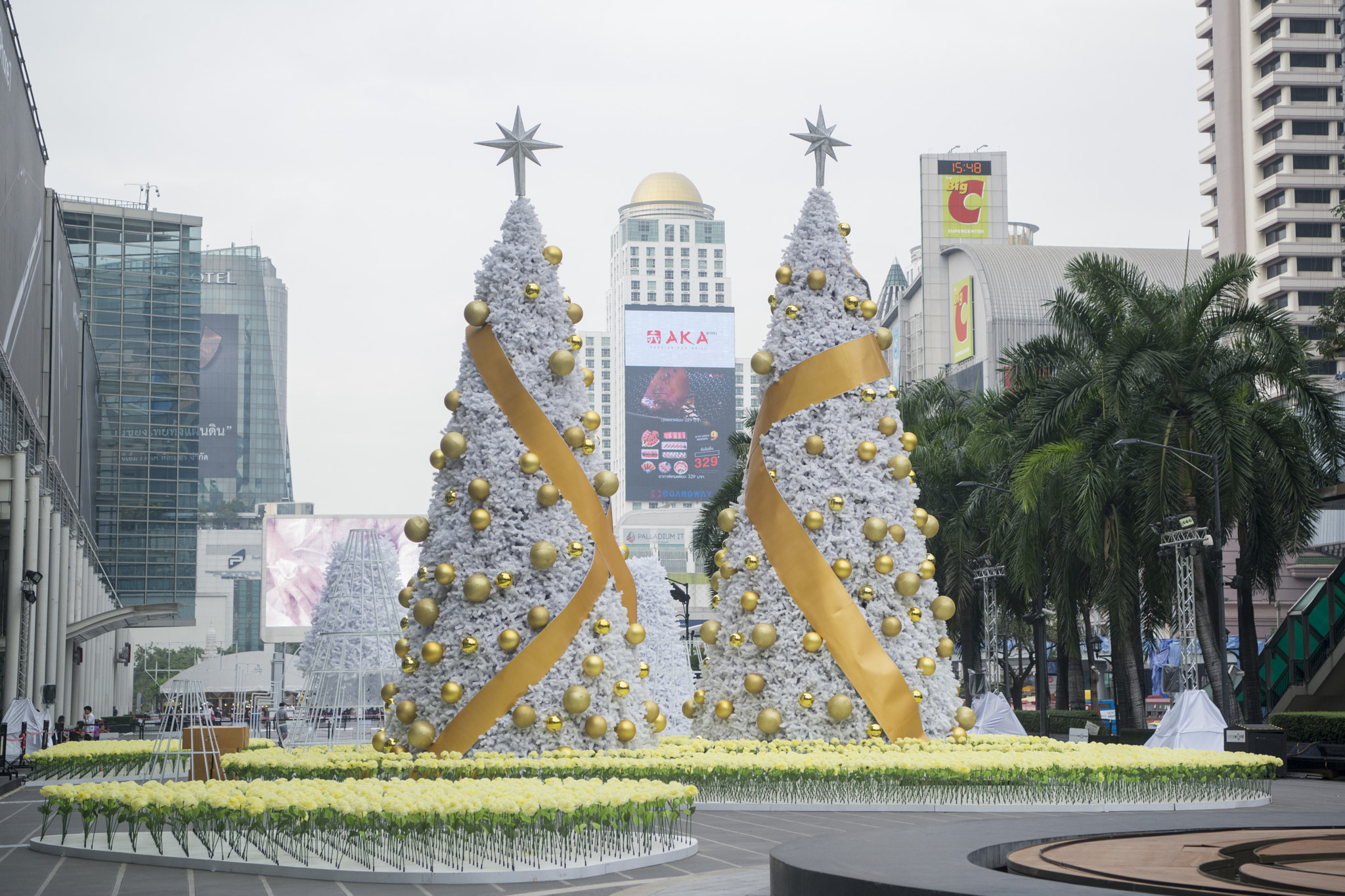 Nikon AF-S Nikkor 24-70mm F2.8E ED VR sample photo. Thailand bangkok pratunam christmas photography