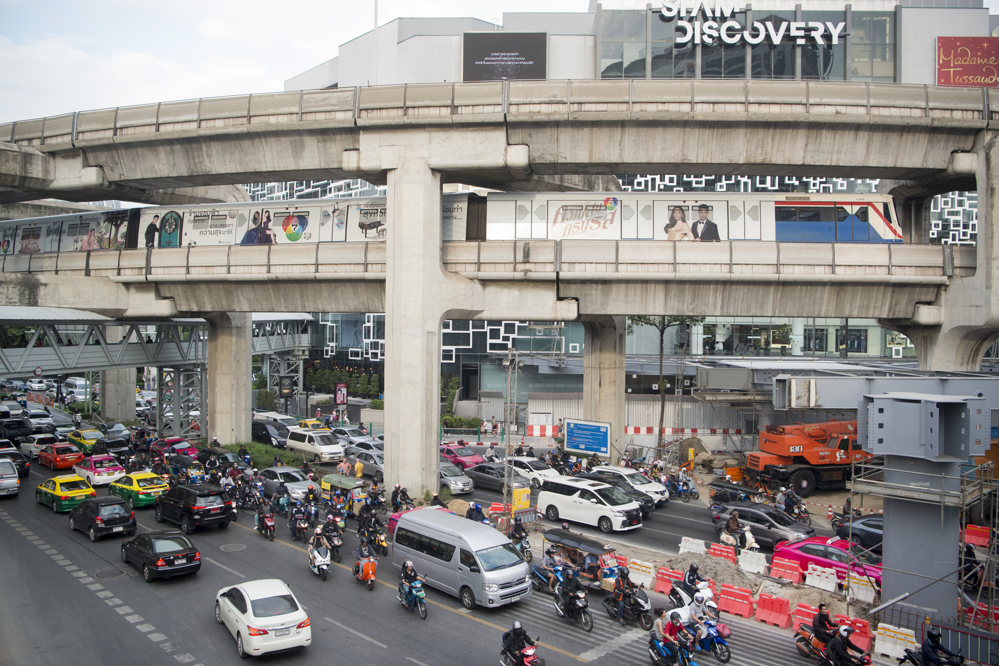 Nikon D800 + Nikon AF-S Nikkor 24-70mm F2.8E ED VR sample photo. Thailand bangkok siam square trafic photography