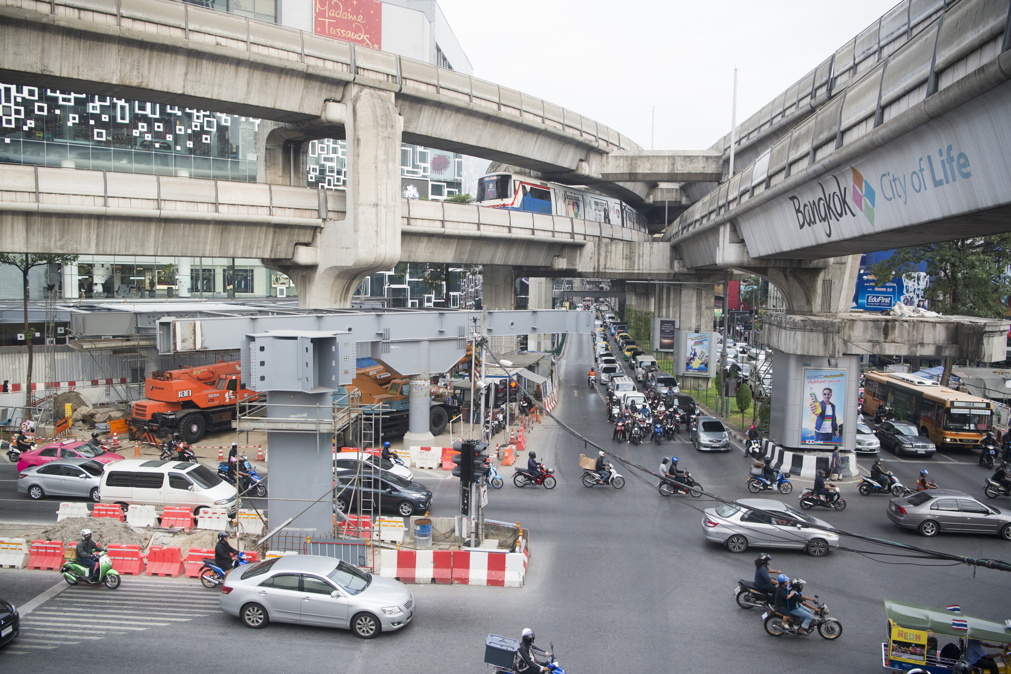 Nikon D800 + Nikon AF-S Nikkor 24-70mm F2.8E ED VR sample photo. Thailand bangkok siam square trafic photography