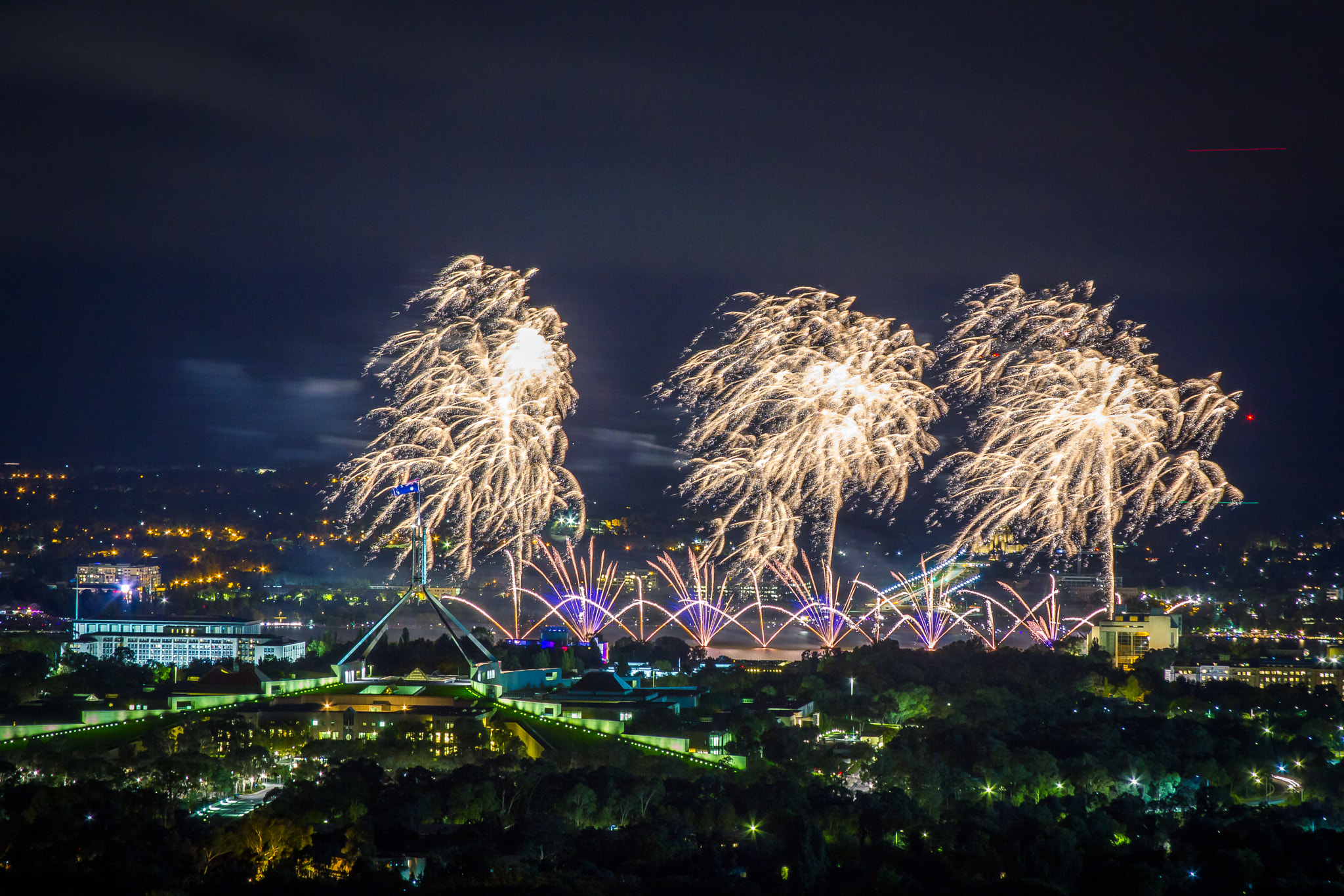 Canon EOS 550D (EOS Rebel T2i / EOS Kiss X4) + Canon EF 28-135mm F3.5-5.6 IS USM sample photo. Canberra skyfire 2017 photography