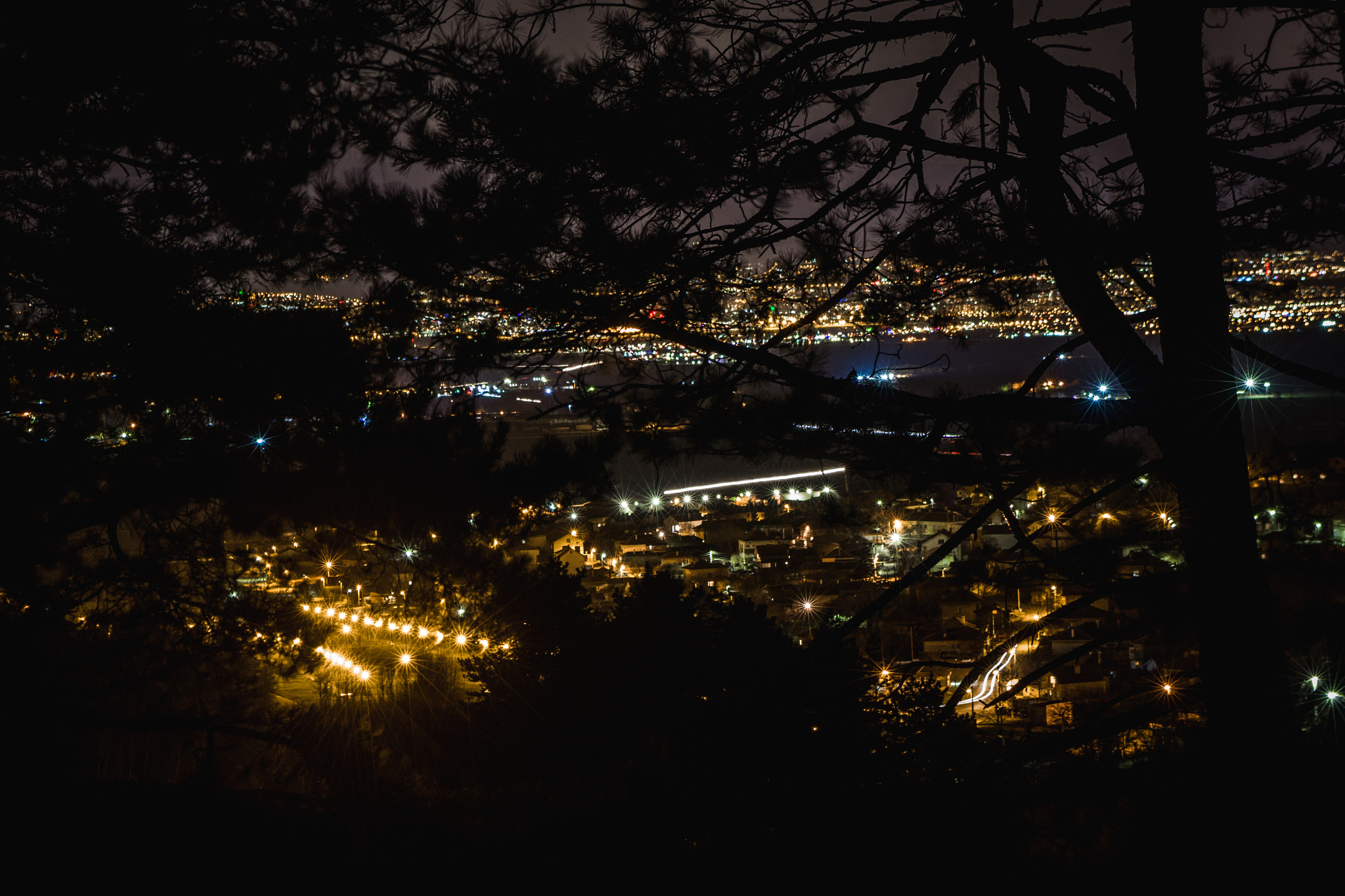 Canon EOS 500D (EOS Rebel T1i / EOS Kiss X3) + Sigma 24-70mm F2.8 EX DG Macro sample photo. Night city lights photography