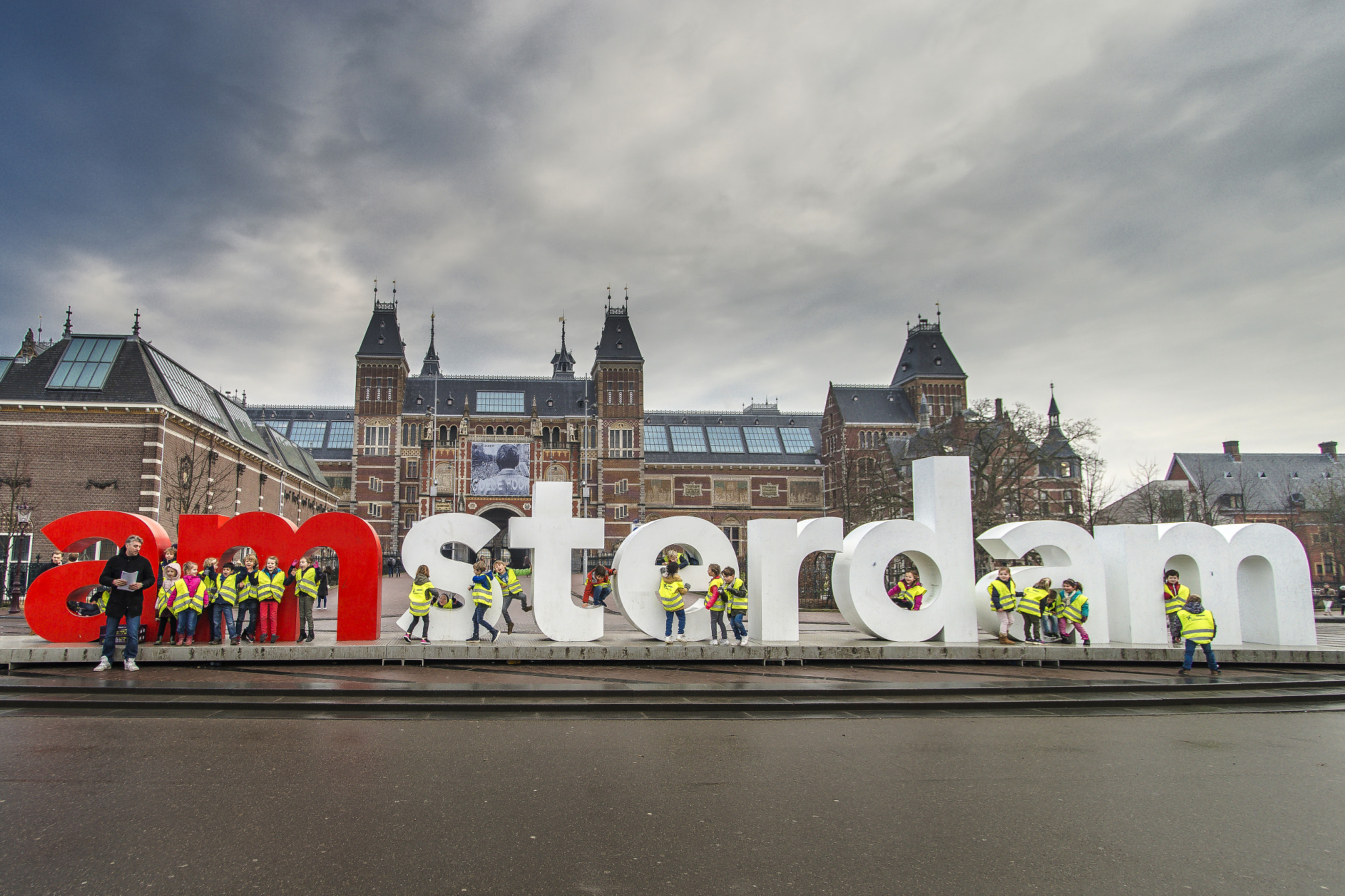 Sony a99 II + Minolta AF 17-35mm F2.8-4 (D) sample photo. Lovely kids, lively city, amsterdam photography