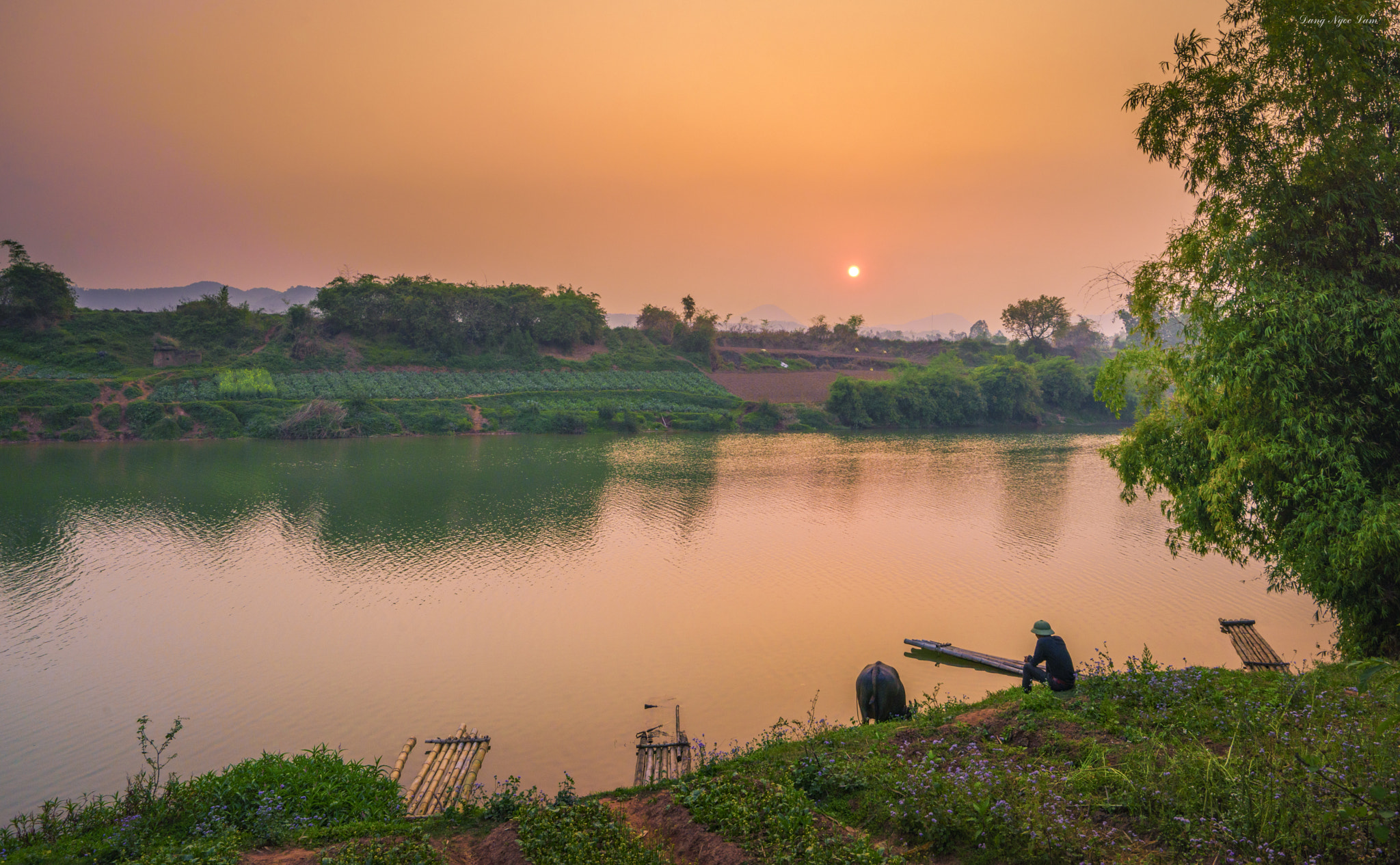 Sony a7R + Sony Vario-Tessar T* FE 16-35mm F4 ZA OSS sample photo. Chieu tren ben song photography