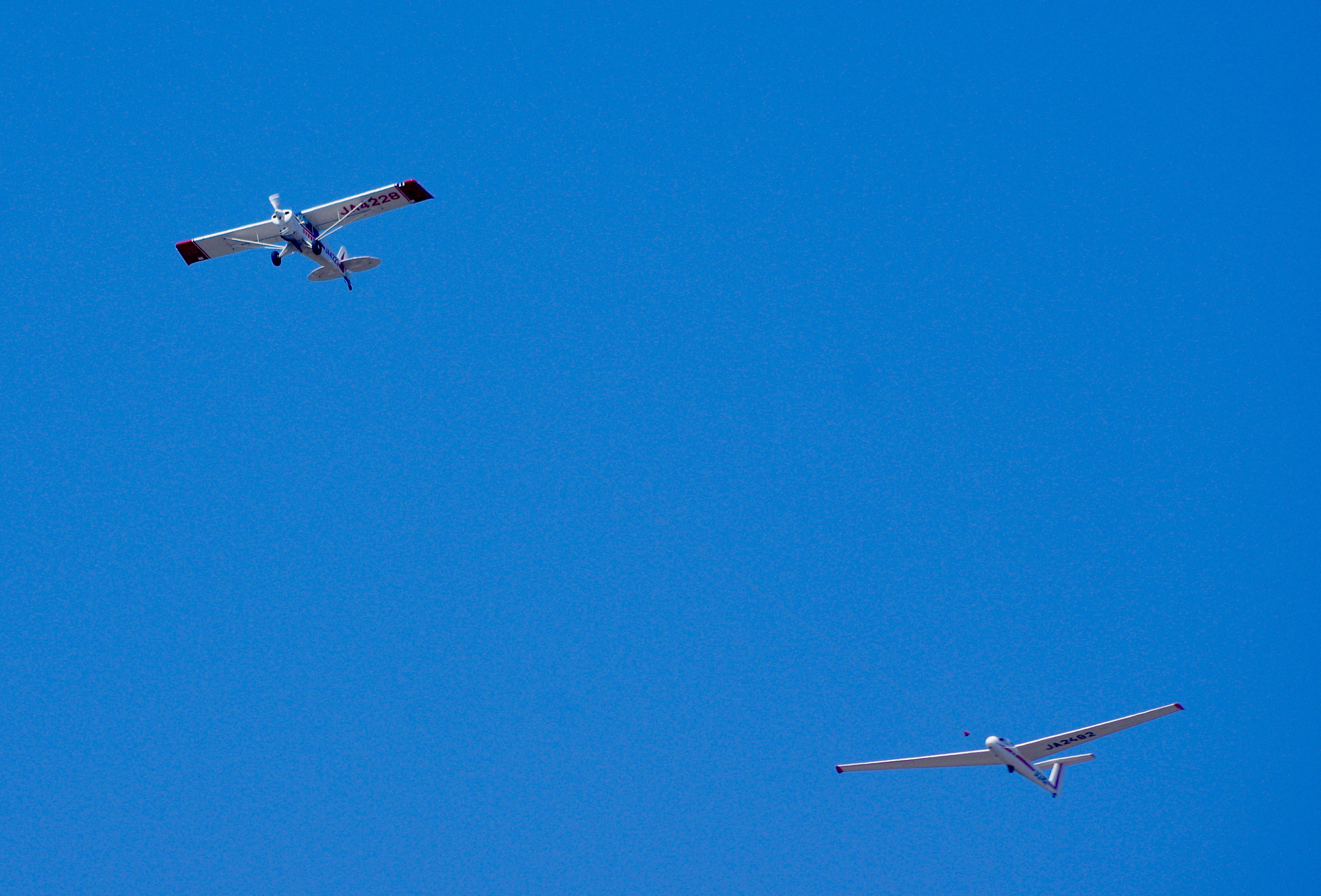 Pentax K-3 II + HD Pentax DA 55-300mm F4.0-5.8 ED WR sample photo. Propeller aircraft that tow flight a glider photography