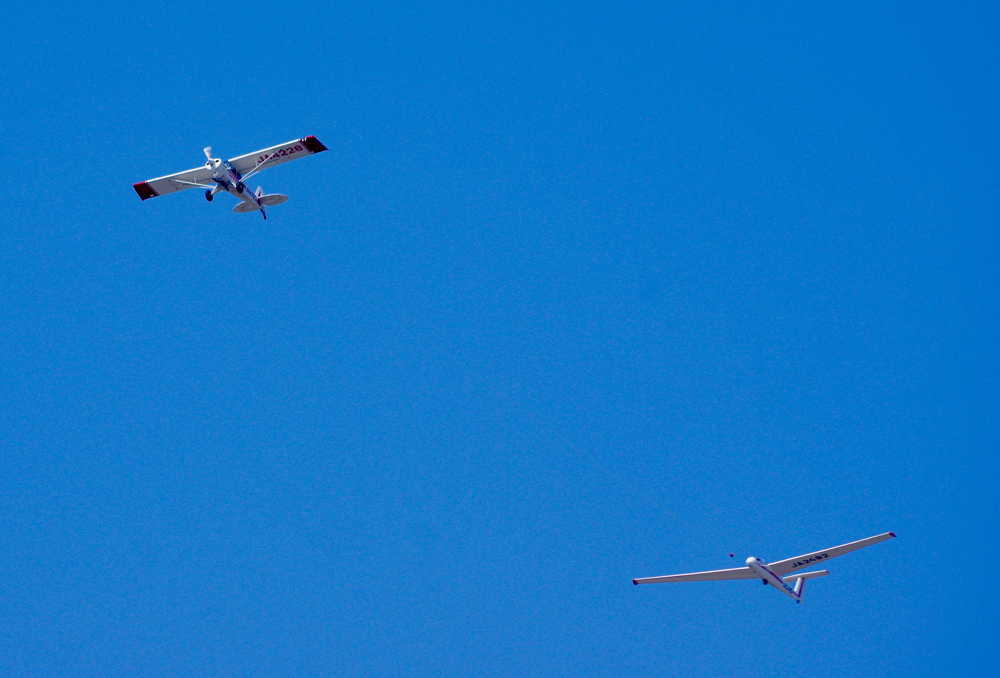HD Pentax DA 55-300mm F4.0-5.8 ED WR sample photo. Propeller aircraft that tow flight a glider photography