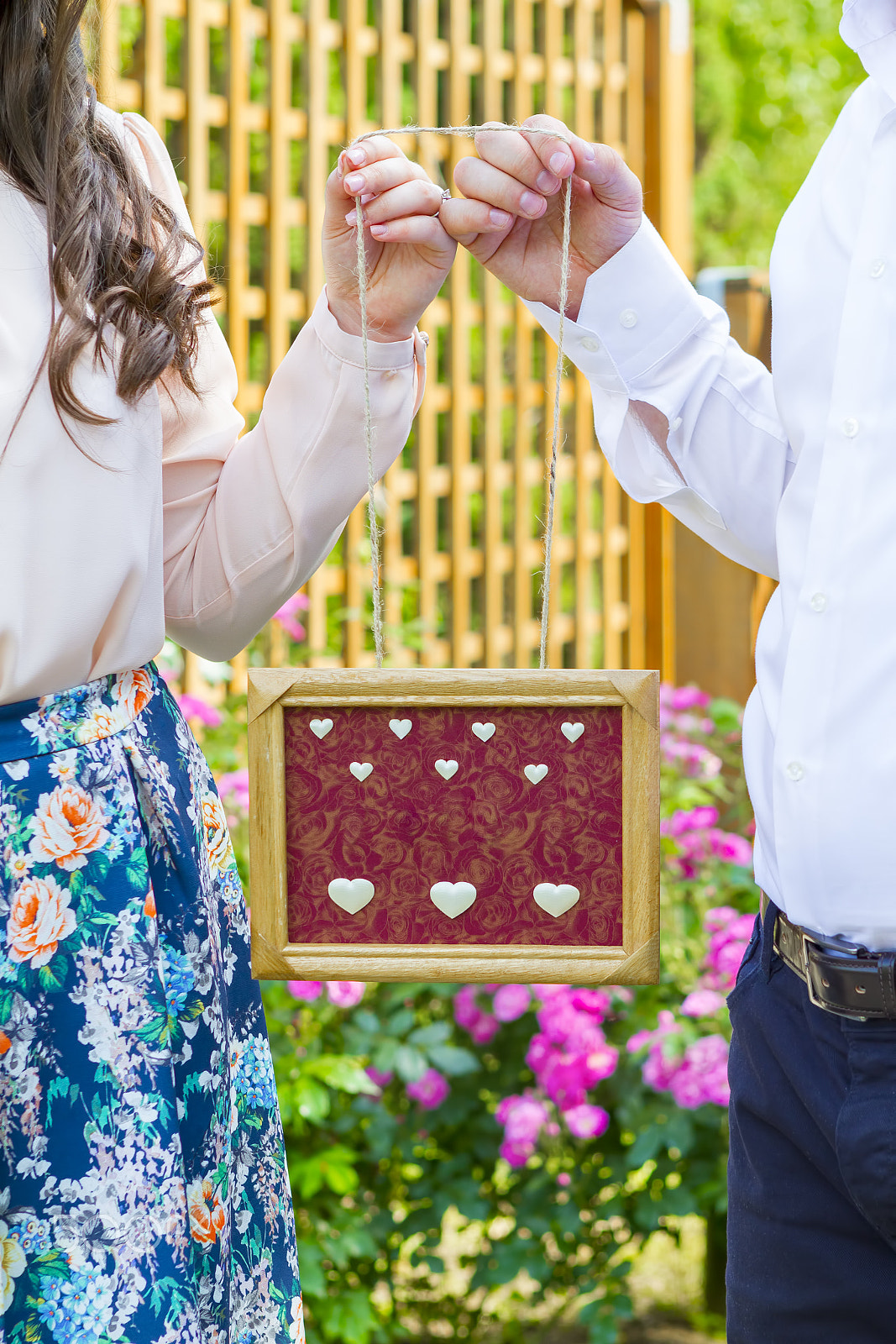 Canon EOS 7D + Canon EF 24-70mm F2.8L USM sample photo. Couple holding wooden frame in hands photography