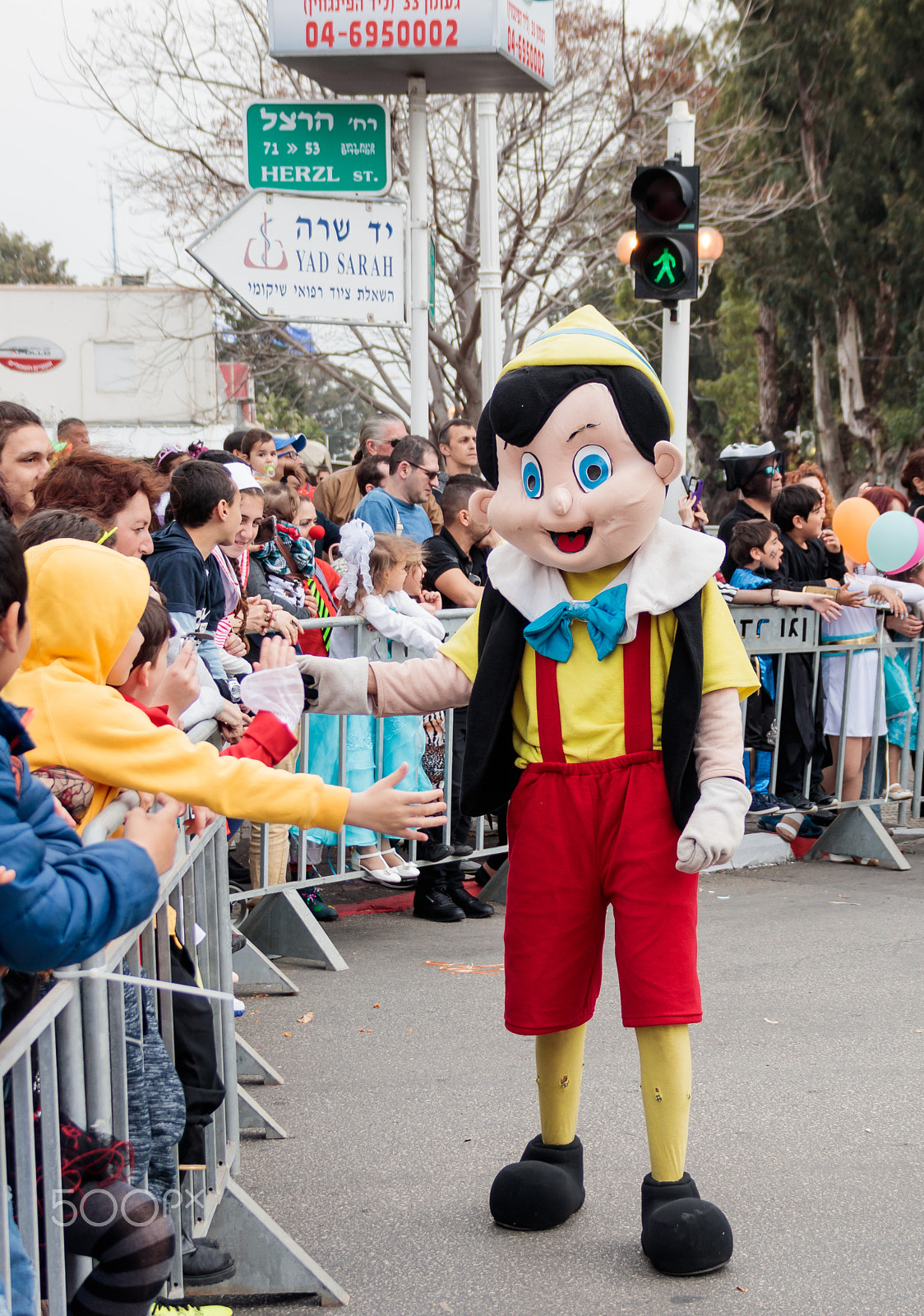 Canon EOS 80D + Canon EF 75-300mm F4.0-5.6 IS USM sample photo. Participant in the carnival dressed as pinocchio goes near  view photography