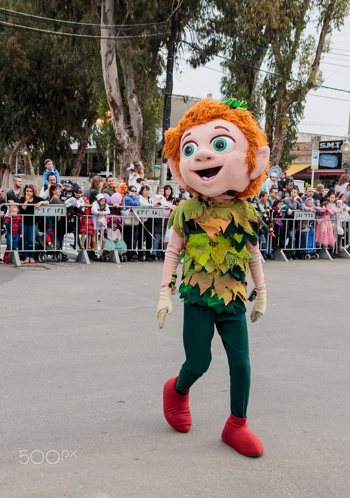 Canon EF 75-300mm F4.0-5.6 IS USM sample photo. Participant in carnival dressed as piter pan goes near  viewers photography