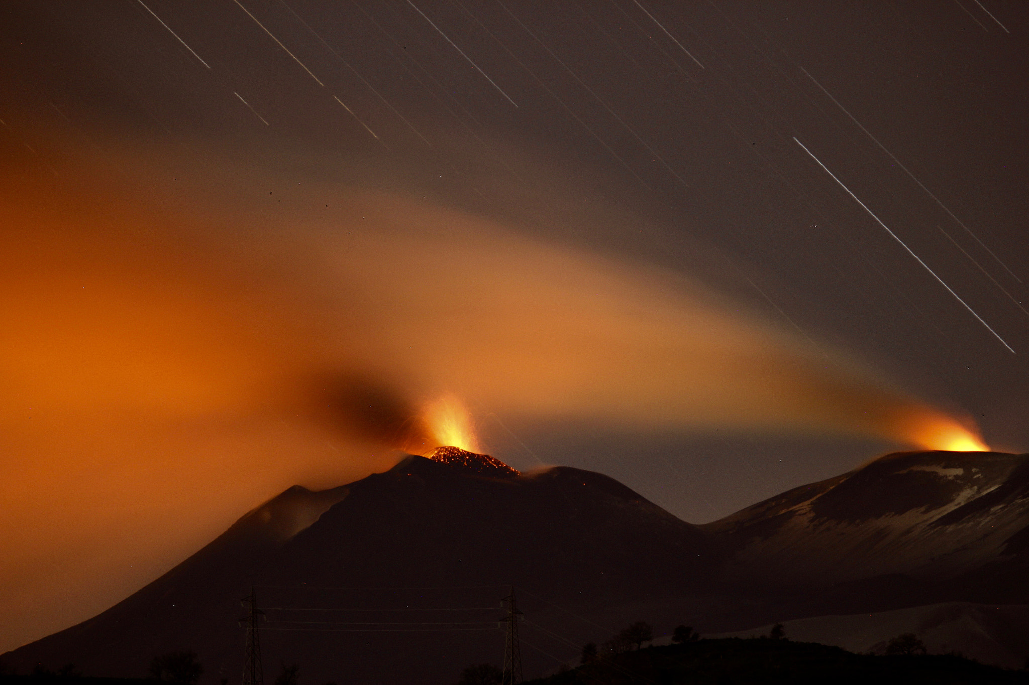 Tamron SP 150-600mm F5-6.3 Di VC USD sample photo. Eruzione con scie stellari photography