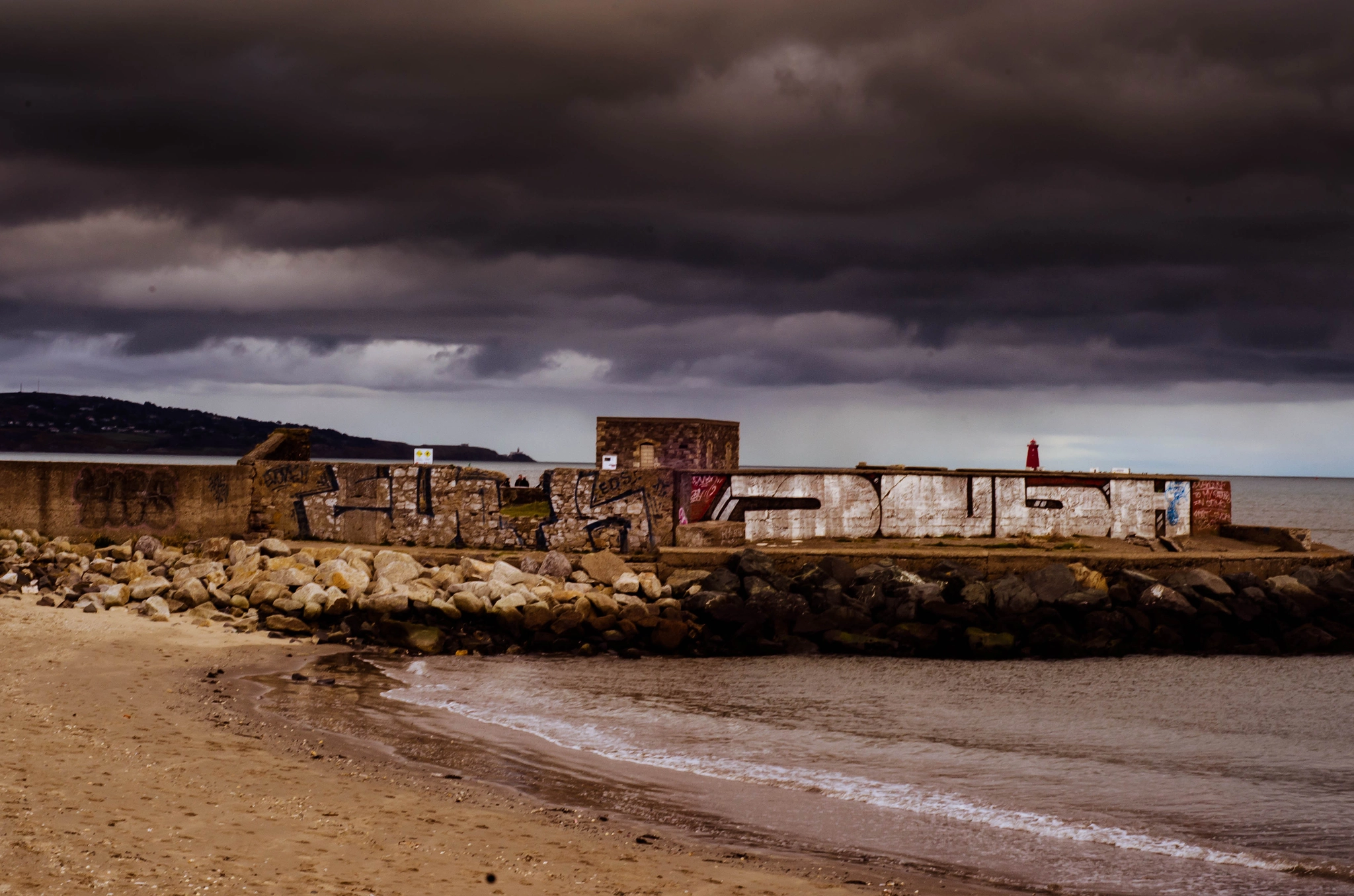 Nikon D5100 + Nikon AF Nikkor 50mm F1.8D sample photo. Sea wall photography