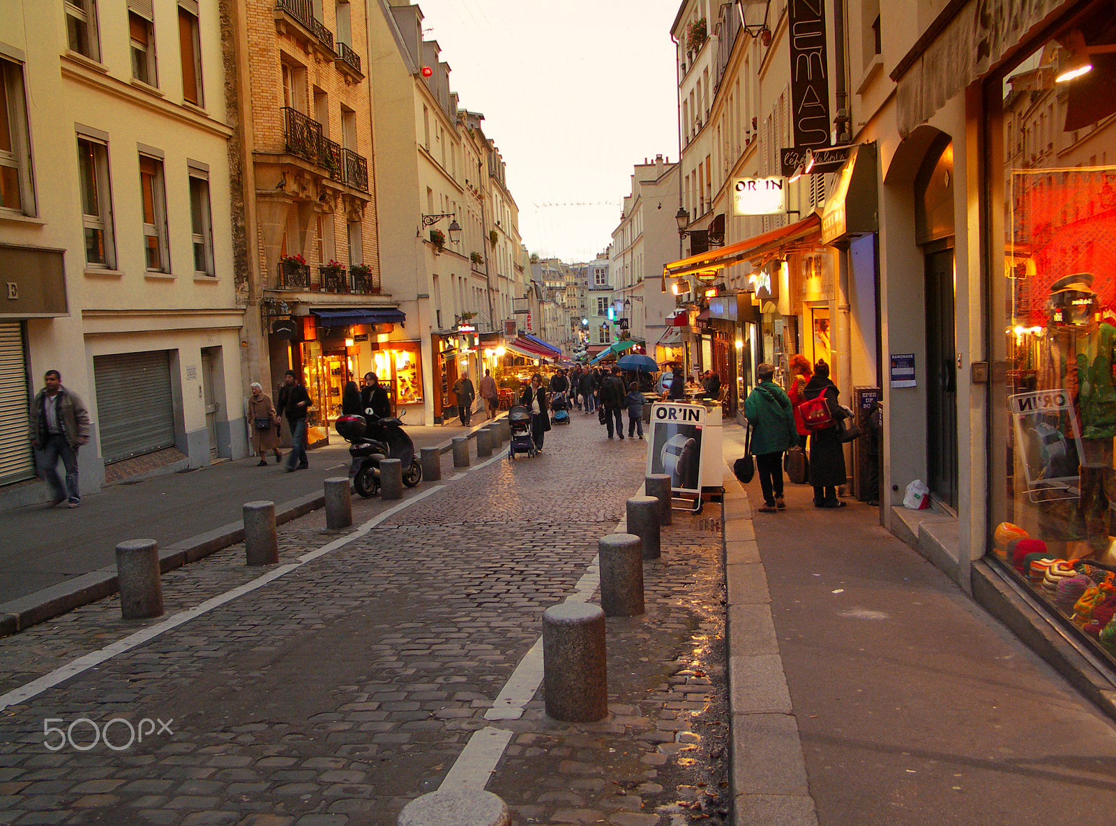 KONICA MINOLTA DiMAGE A200 sample photo. Rue mouffetard - paris photography