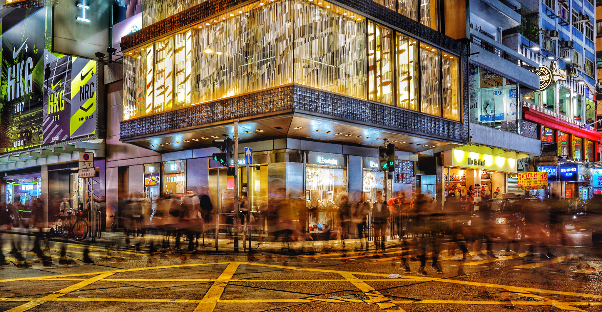 Sony a7R II + Sony Distagon T* FE 35mm F1.4 ZA sample photo. The night on the streets of hong kong photography