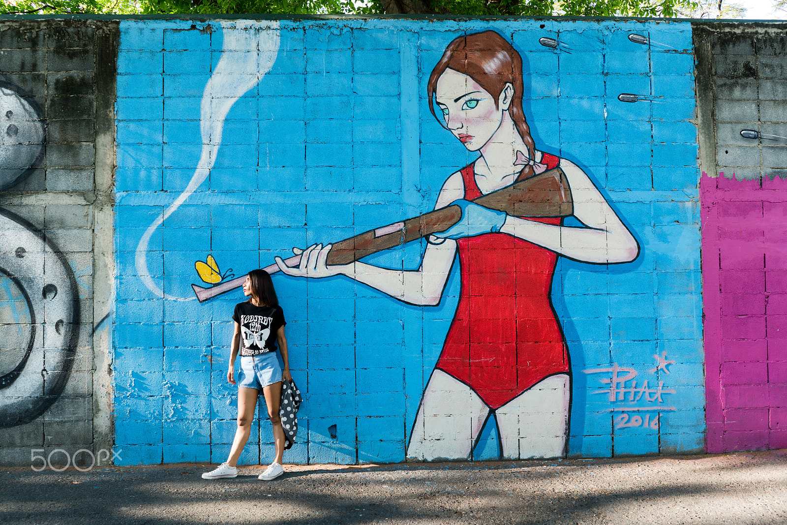Sony FE 28mm F2 sample photo. Girl with a gun photography