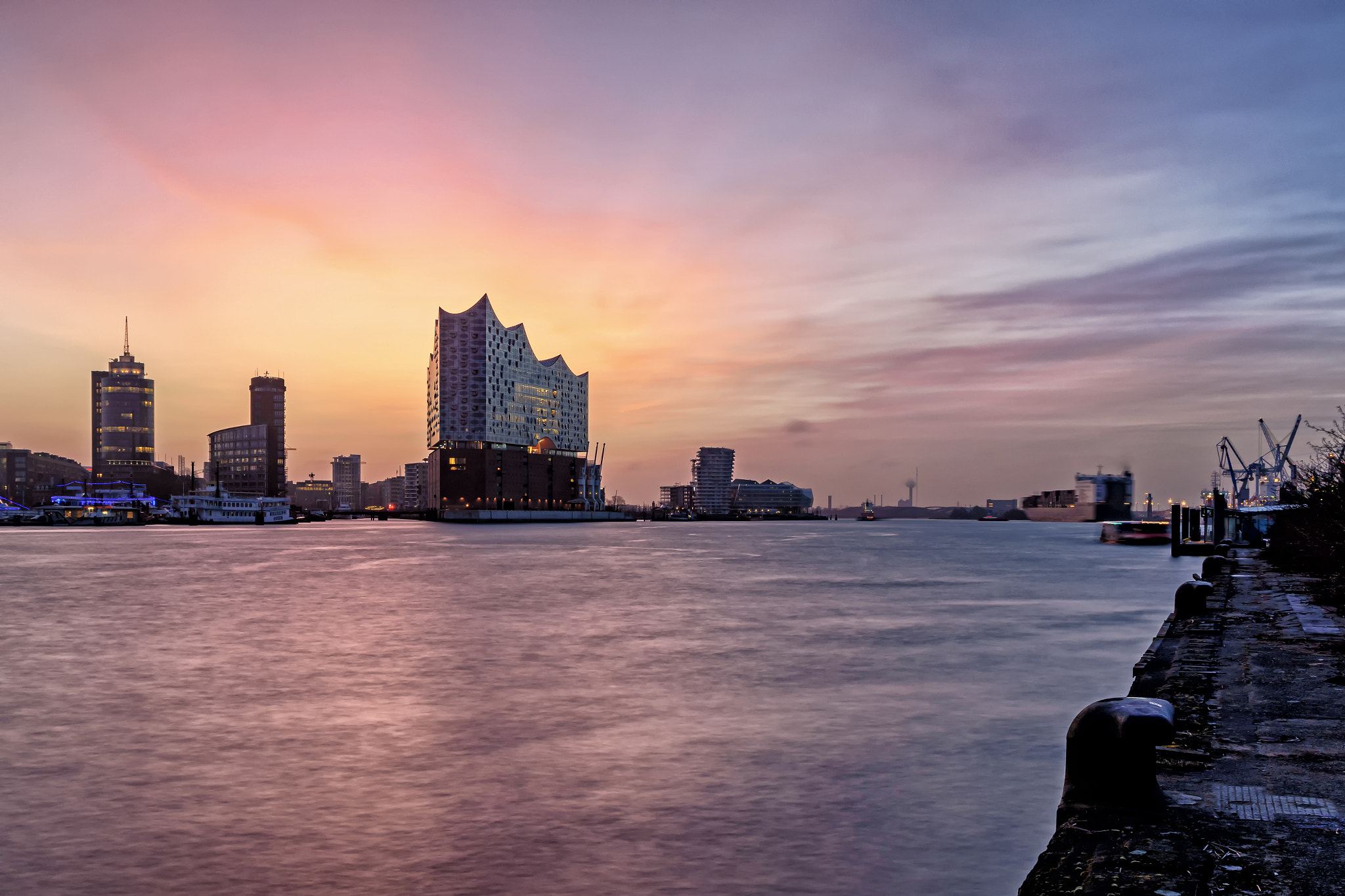 Sigma 17-70mm F2.8-4 DC Macro OS HSM | C sample photo. Hamburg awakes photography